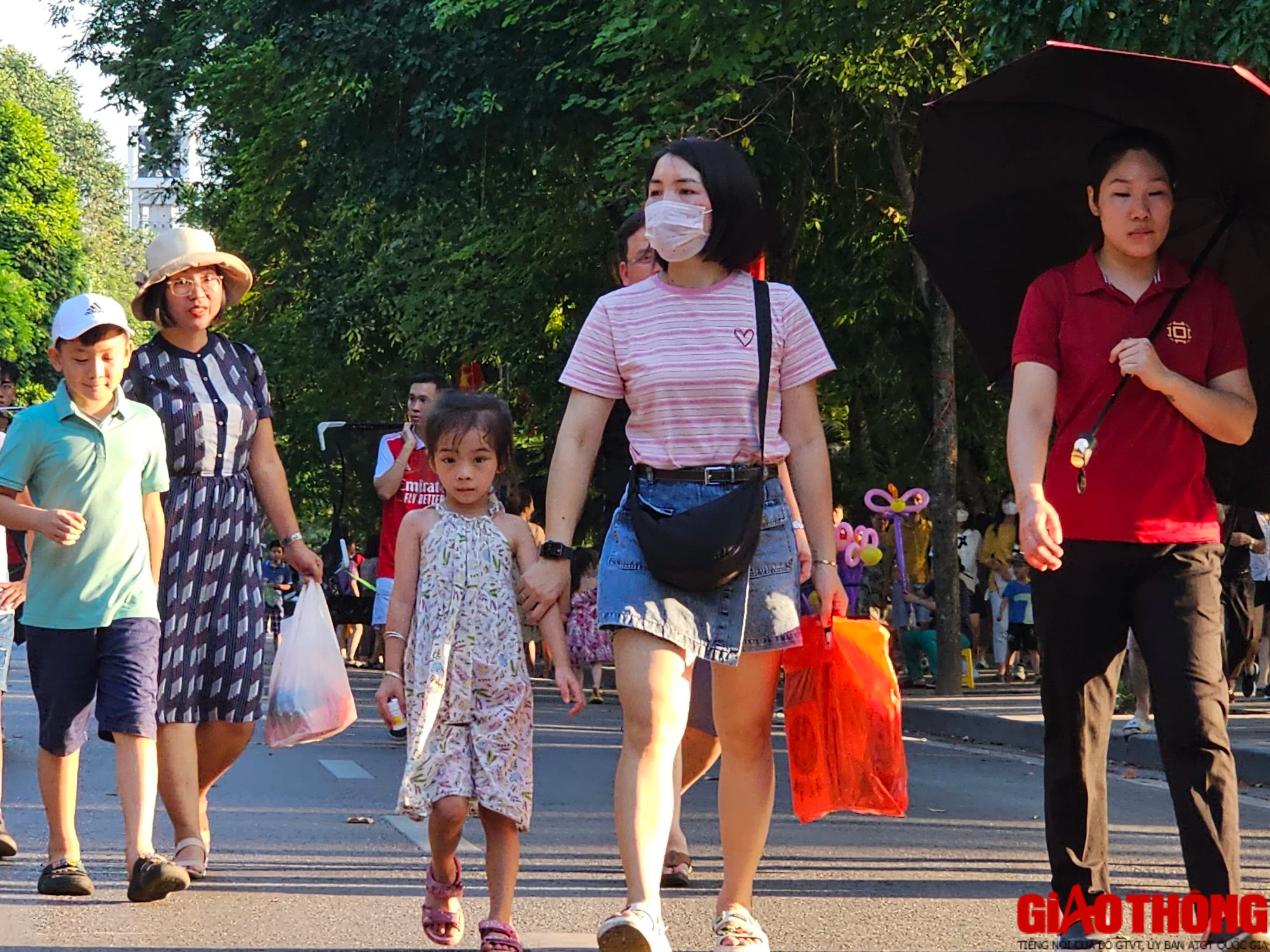Phố đi bộ hồ Gươm đ&ocirc;ng đ&uacute;c người d&acirc;n vui chơi dịp nghỉ lễ - Ảnh 4.