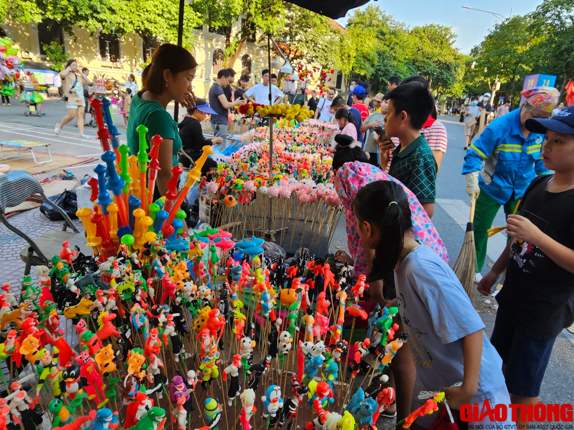 Phố đi bộ hồ Gươm đ&ocirc;ng đ&uacute;c người d&acirc;n vui chơi dịp nghỉ lễ - Ảnh 5.