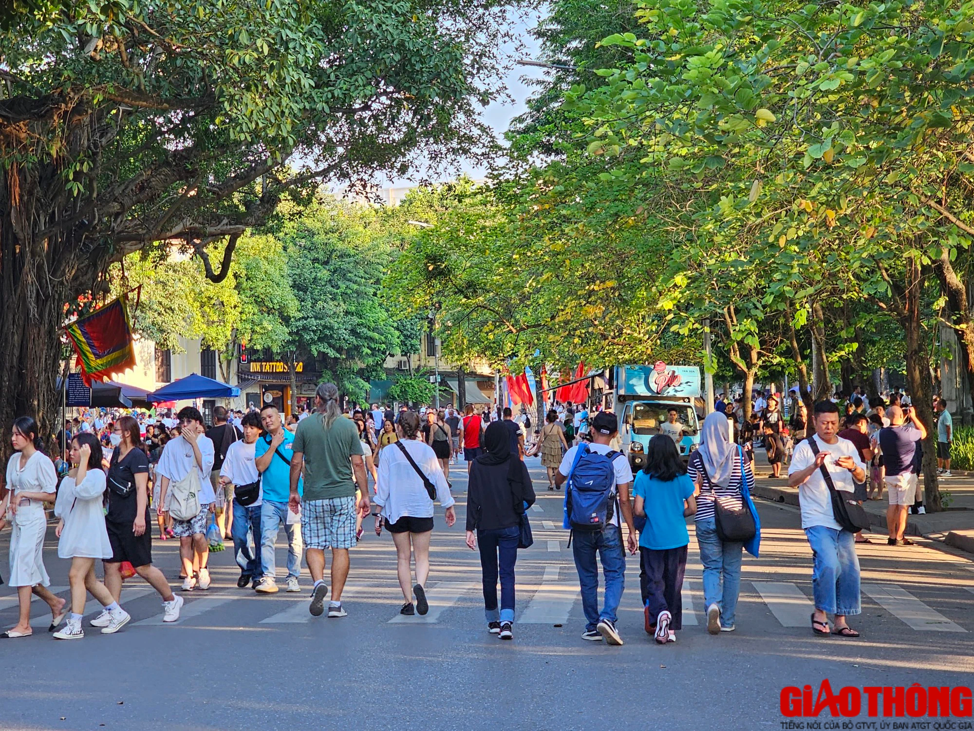 Phố đi bộ hồ Gươm đ&ocirc;ng đ&uacute;c người d&acirc;n vui chơi dịp nghỉ lễ - Ảnh 6.