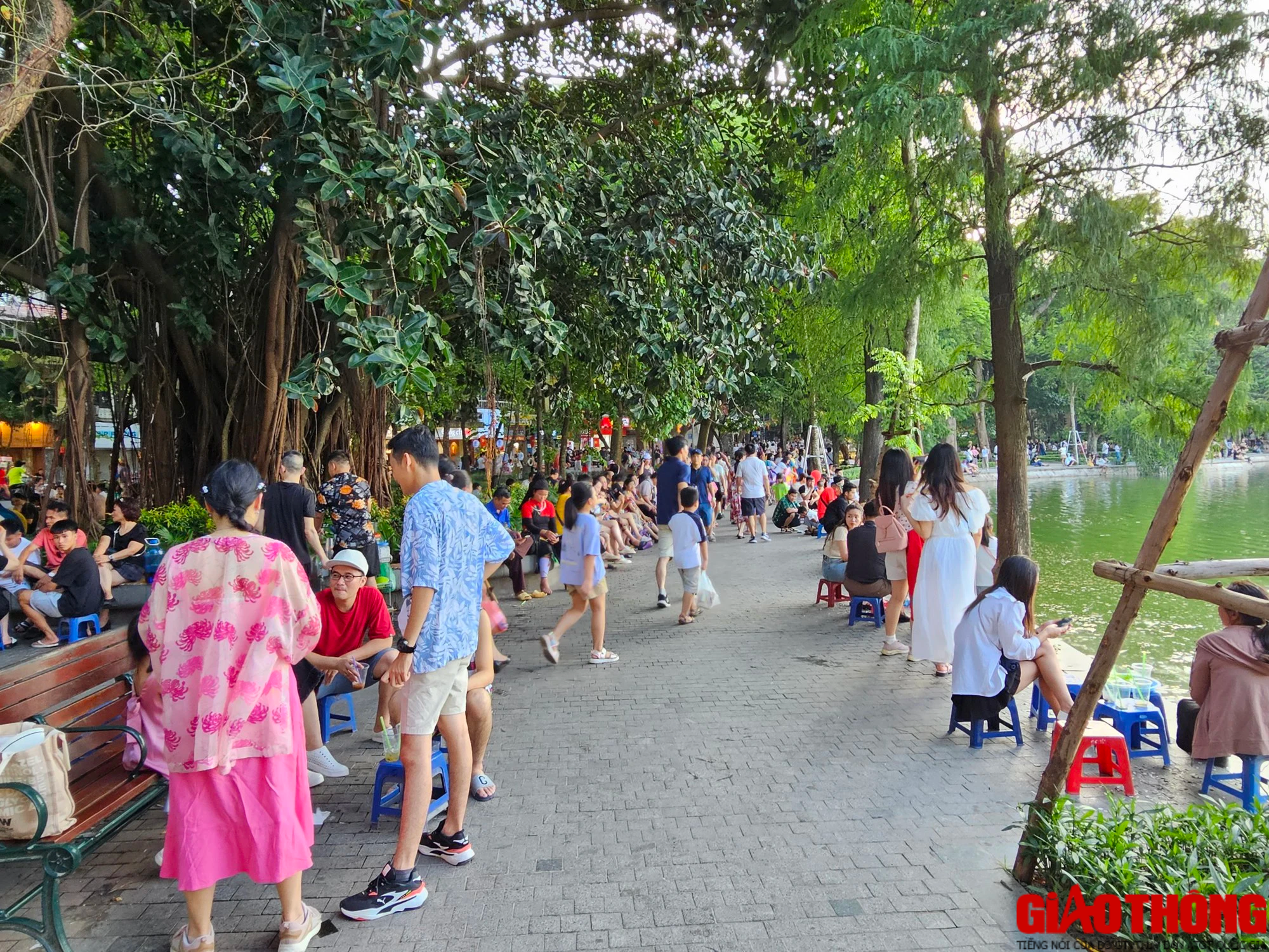 Phố đi bộ hồ Gươm đ&ocirc;ng đ&uacute;c người d&acirc;n vui chơi dịp nghỉ lễ - Ảnh 8.