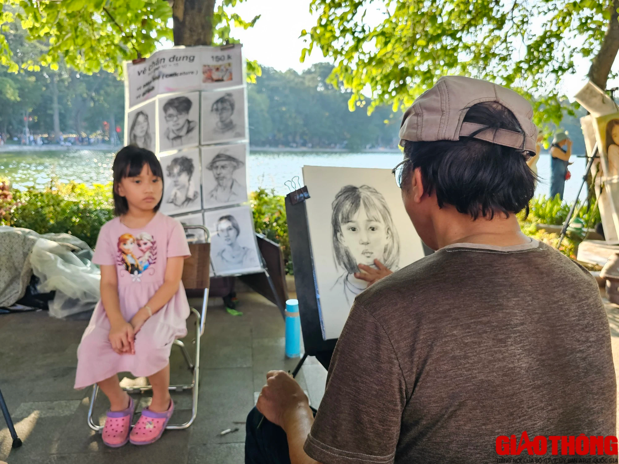 Phố đi bộ hồ Gươm đ&ocirc;ng đ&uacute;c người d&acirc;n vui chơi dịp nghỉ lễ - Ảnh 9.