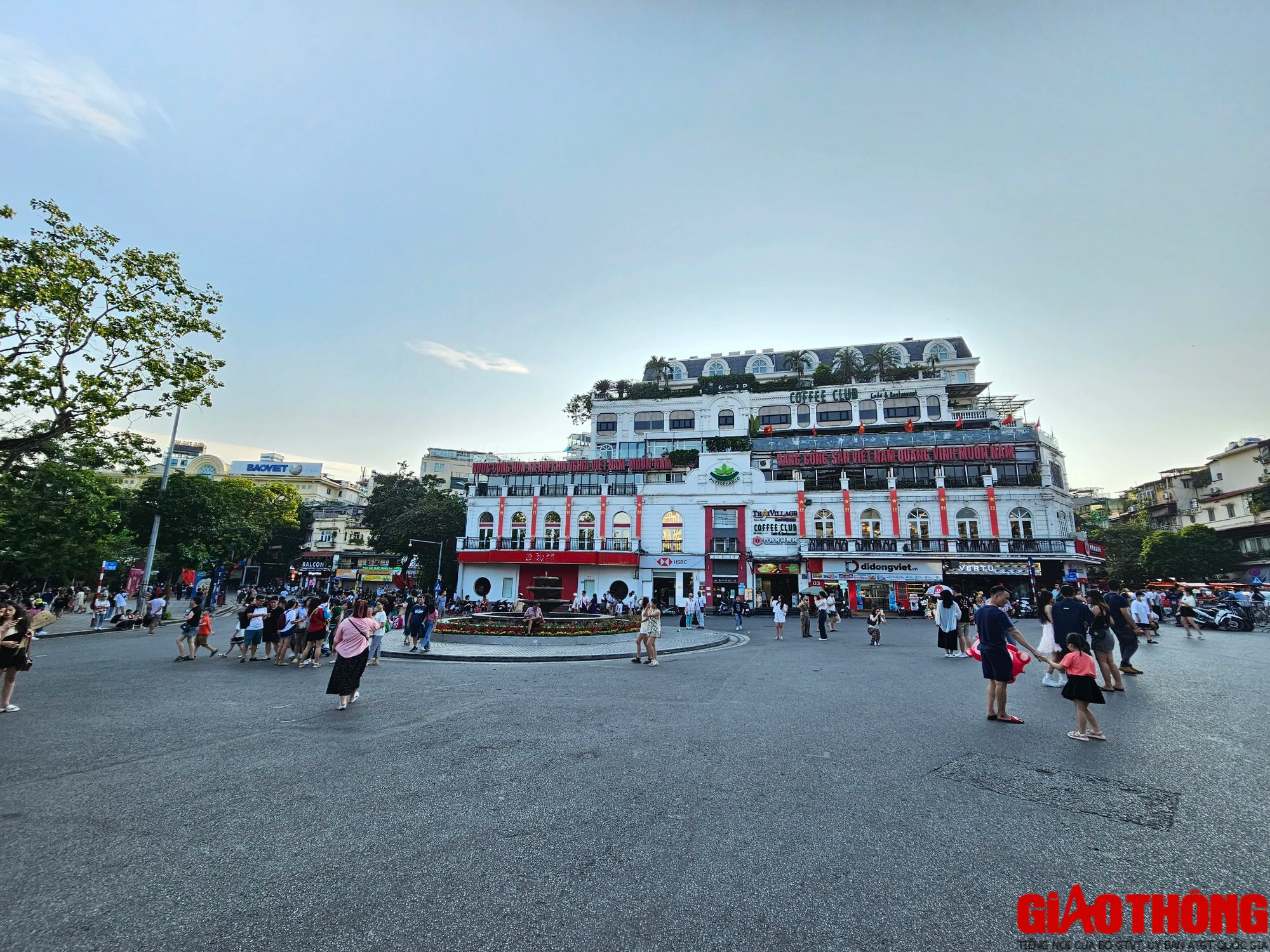 Phố đi bộ hồ Gươm đ&ocirc;ng đ&uacute;c người d&acirc;n vui chơi dịp nghỉ lễ - Ảnh 10.