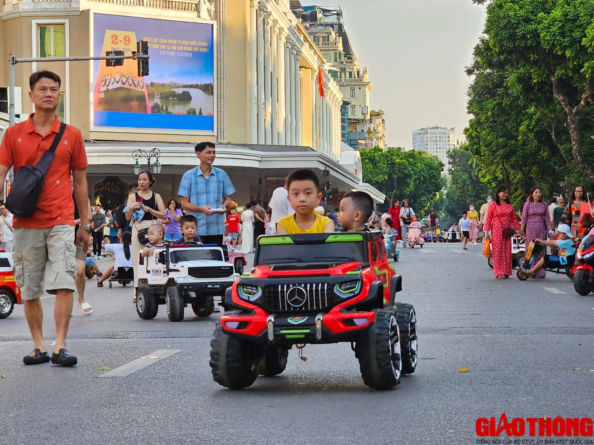 Phố đi bộ hồ Gươm đ&ocirc;ng đ&uacute;c người d&acirc;n vui chơi dịp nghỉ lễ - Ảnh 11.