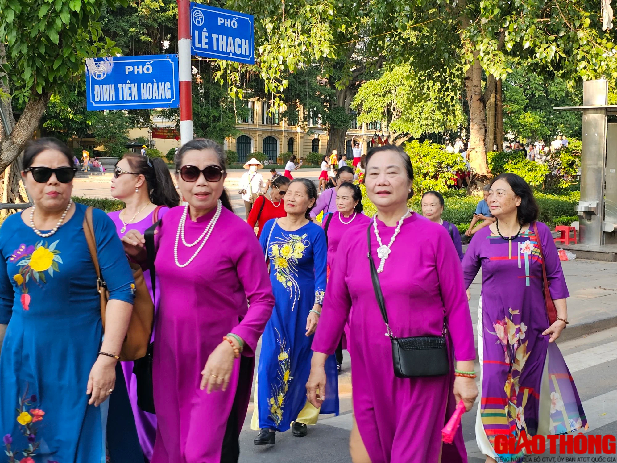 Phố đi bộ hồ Gươm đ&ocirc;ng đ&uacute;c người d&acirc;n vui chơi dịp nghỉ lễ - Ảnh 12.