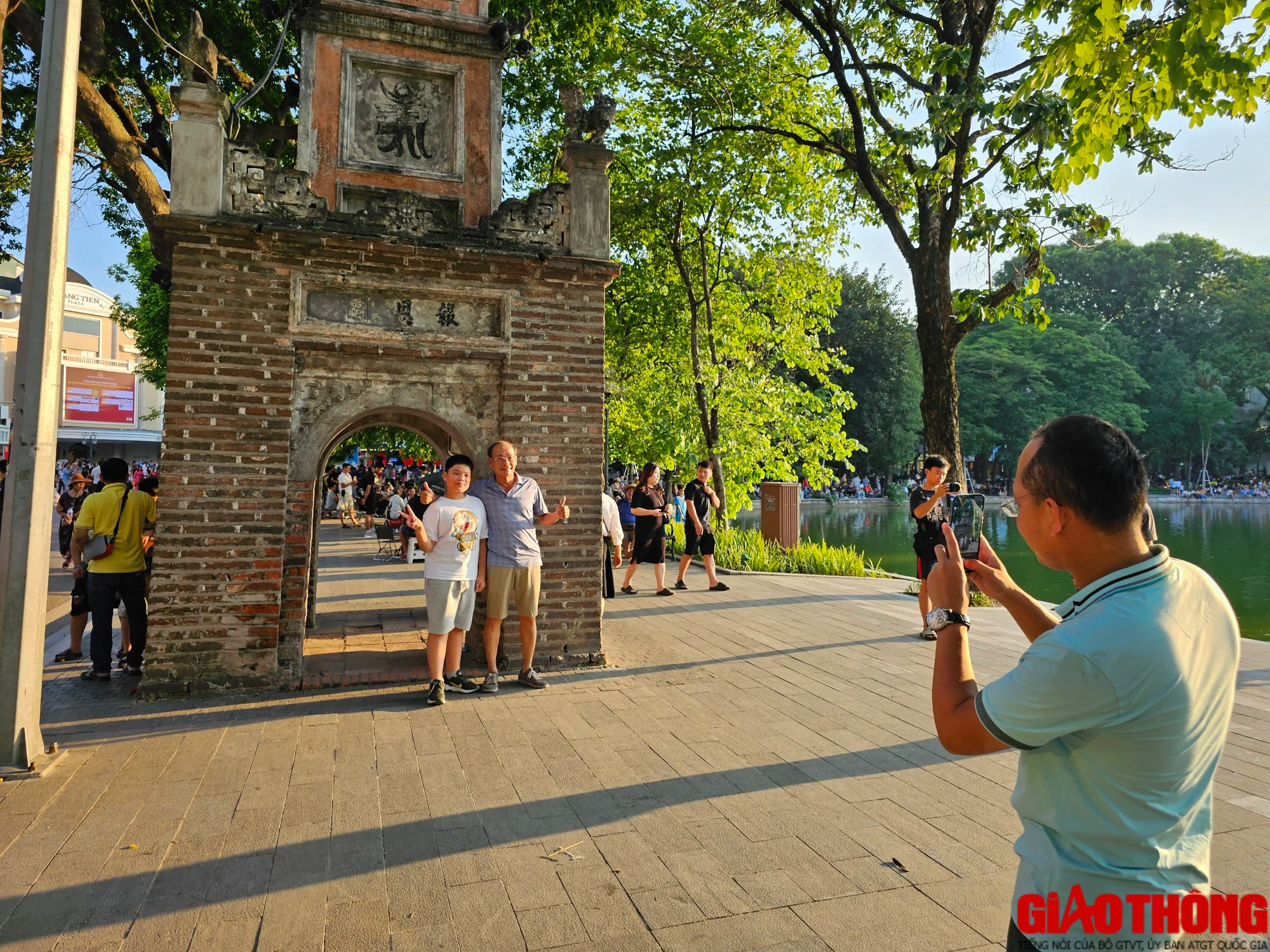 Phố đi bộ hồ Gươm đ&ocirc;ng đ&uacute;c người d&acirc;n vui chơi dịp nghỉ lễ - Ảnh 13.