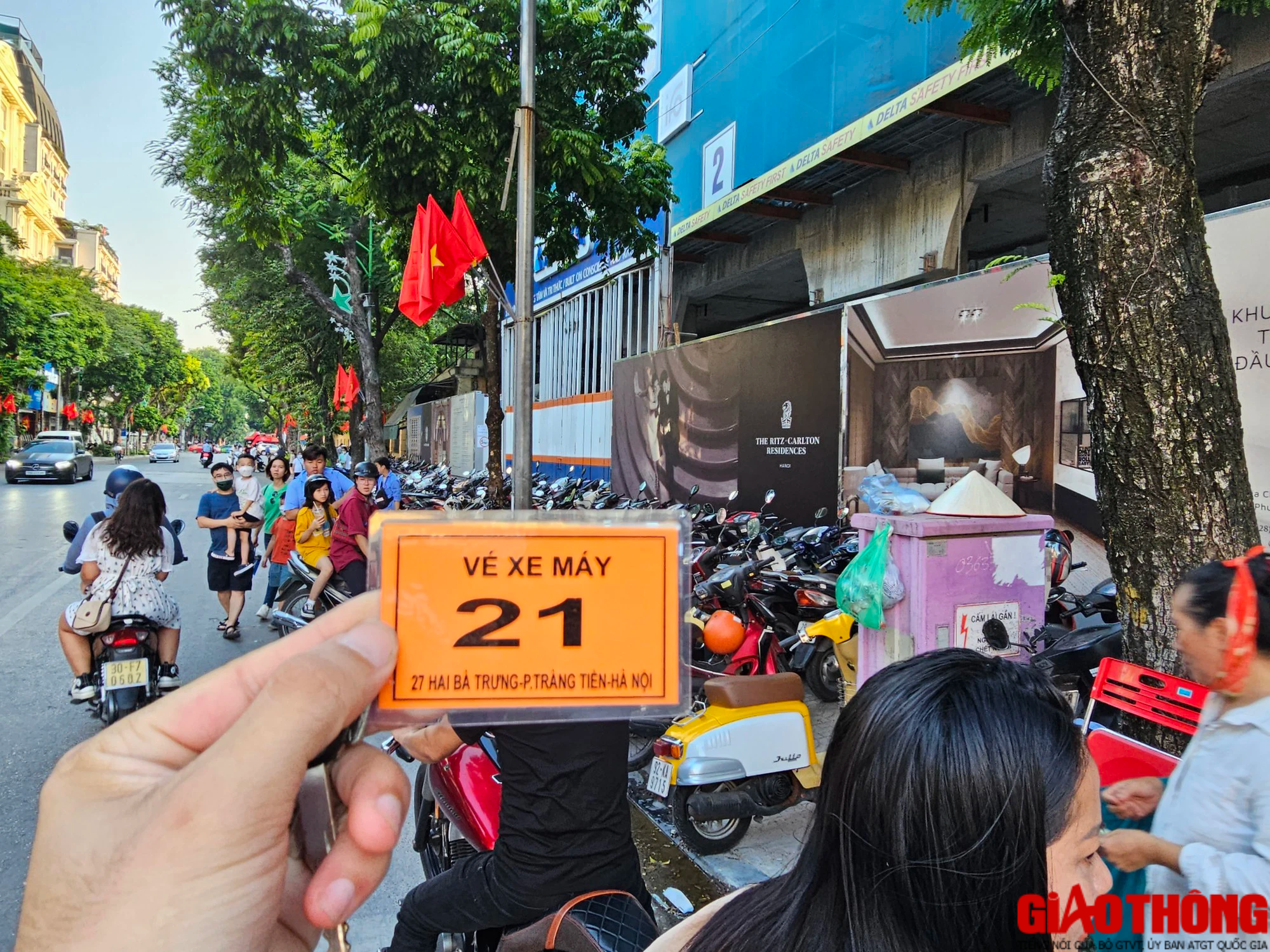 Phố đi bộ hồ Gươm đ&ocirc;ng đ&uacute;c người d&acirc;n vui chơi dịp nghỉ lễ - Ảnh 14.