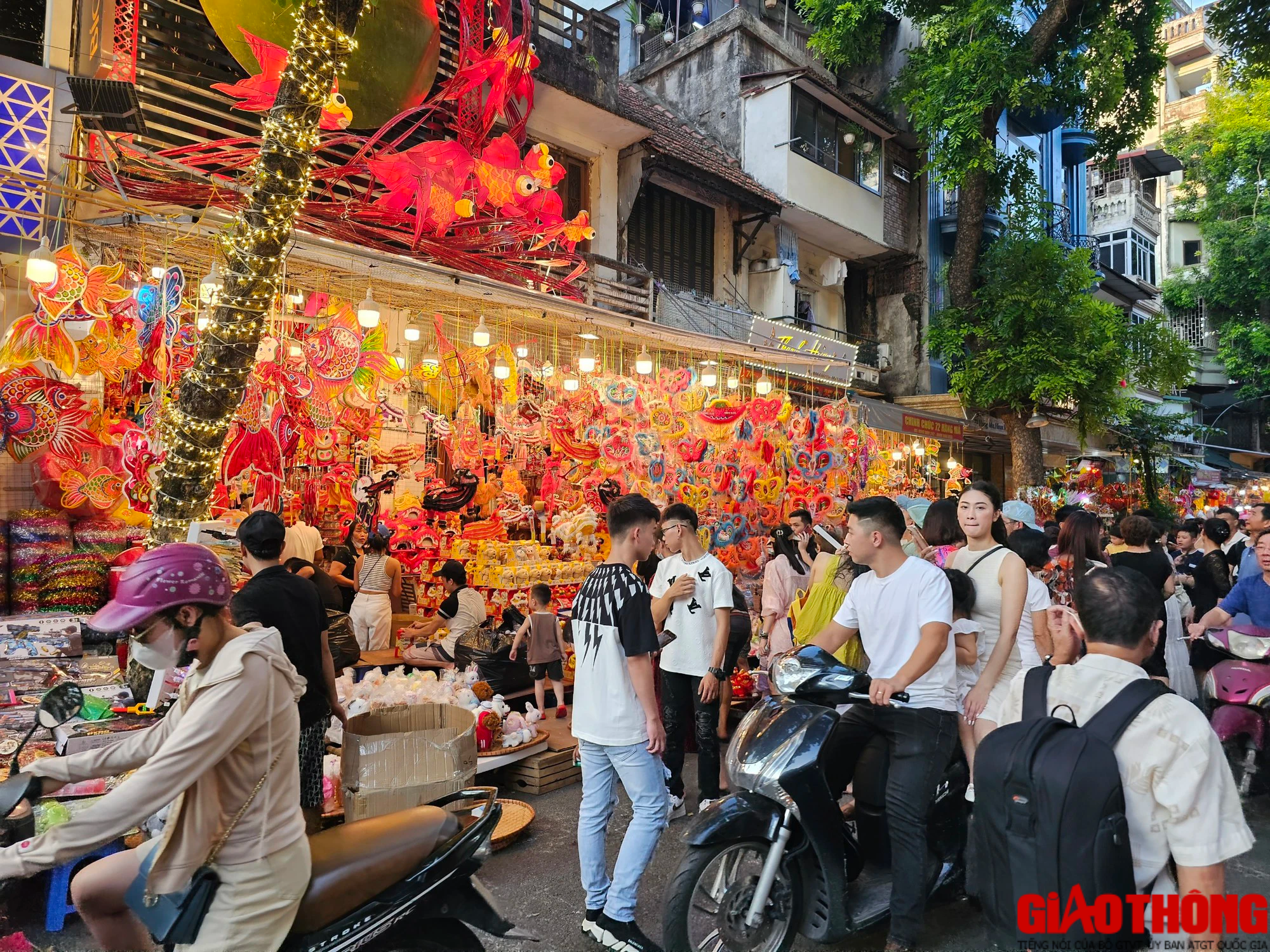 Phố đi bộ hồ Gươm đ&ocirc;ng đ&uacute;c người d&acirc;n vui chơi dịp nghỉ lễ - Ảnh 15.