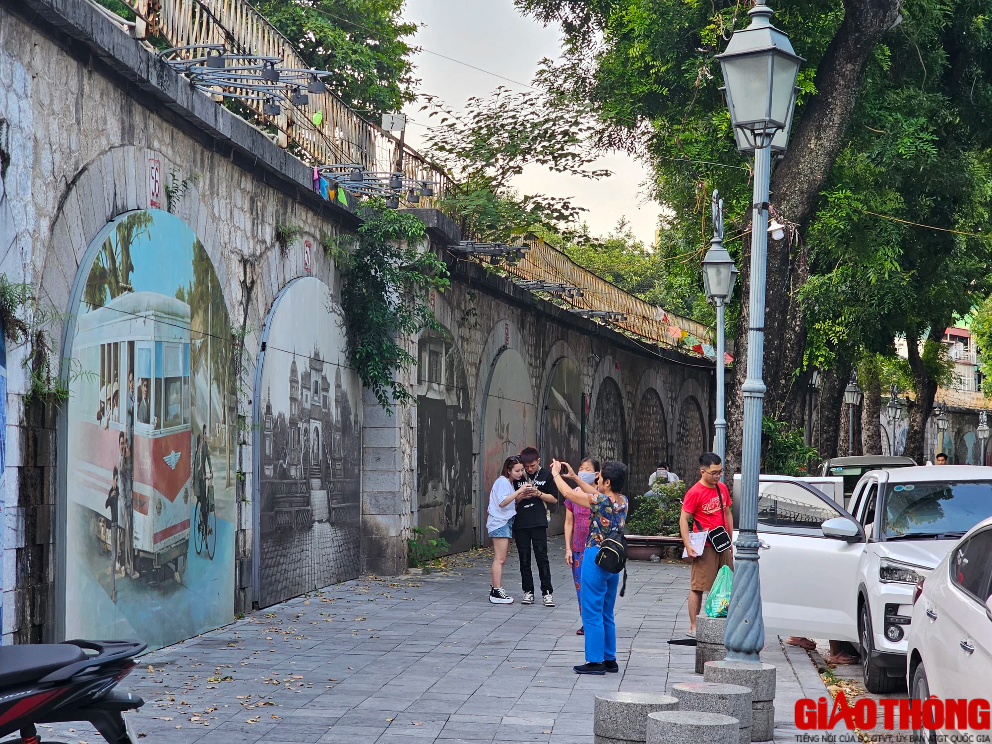 Phố đi bộ hồ Gươm đ&ocirc;ng đ&uacute;c người d&acirc;n vui chơi dịp nghỉ lễ - Ảnh 16.