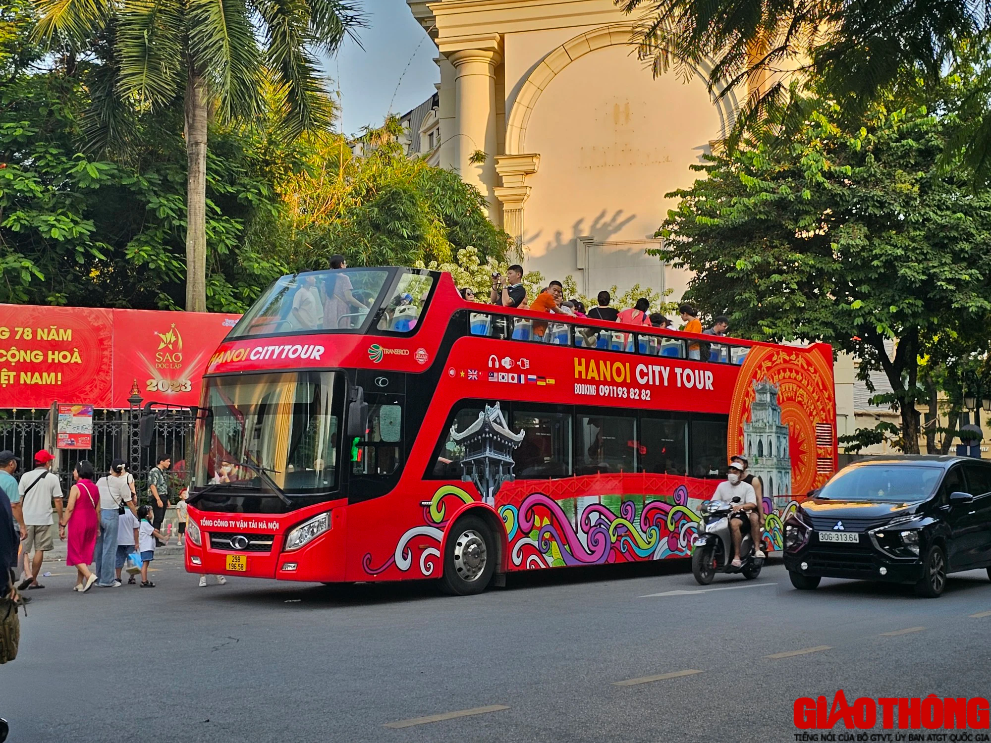 Phố đi bộ hồ Gươm đ&ocirc;ng đ&uacute;c người d&acirc;n vui chơi dịp nghỉ lễ - Ảnh 17.