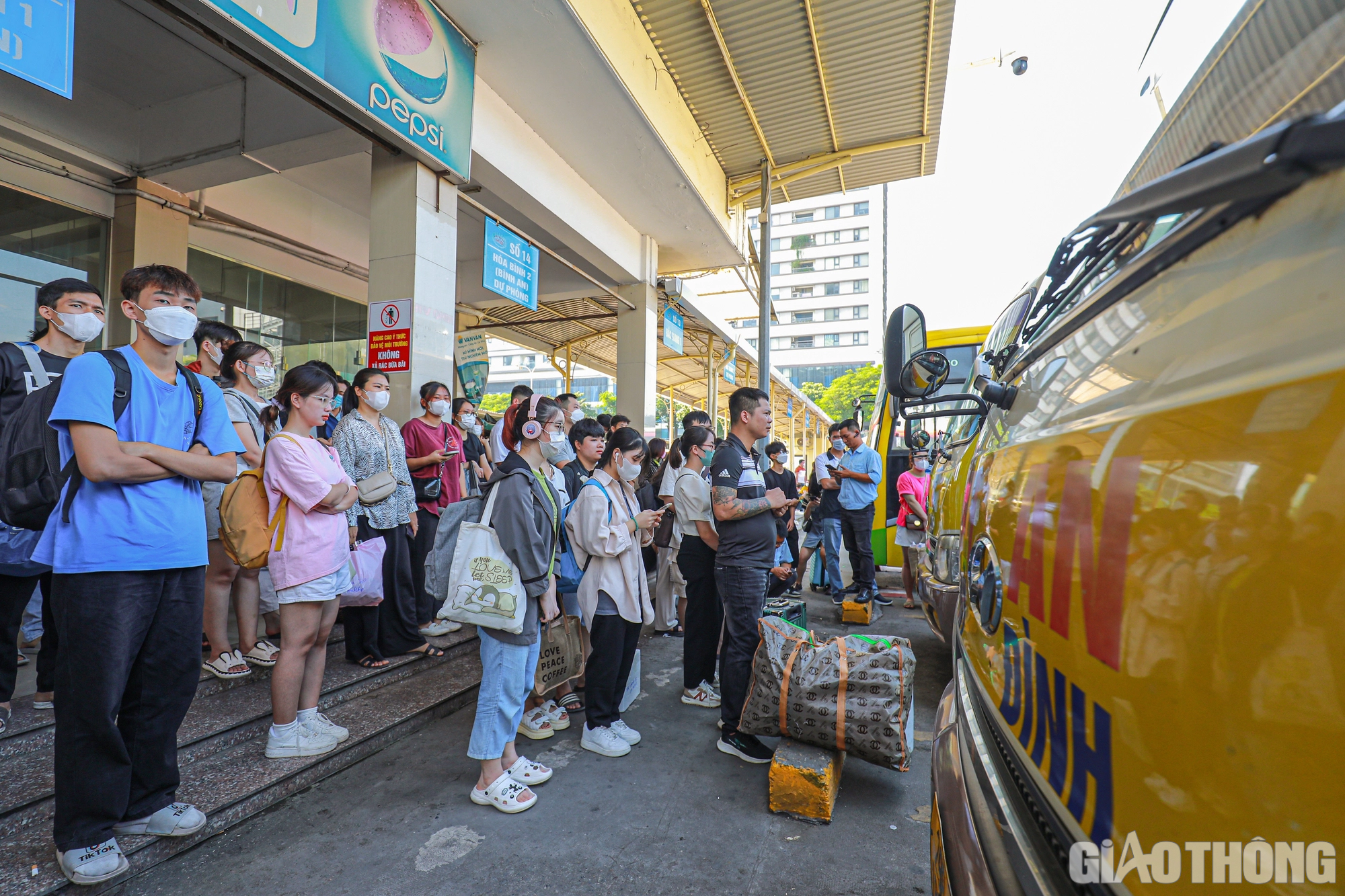 Cửa ng&otilde; H&agrave; Nội đ&ocirc;ng đ&uacute;c, bến xe hạ nhiệt ng&agrave;y đầu nghỉ lễ - Ảnh 4.