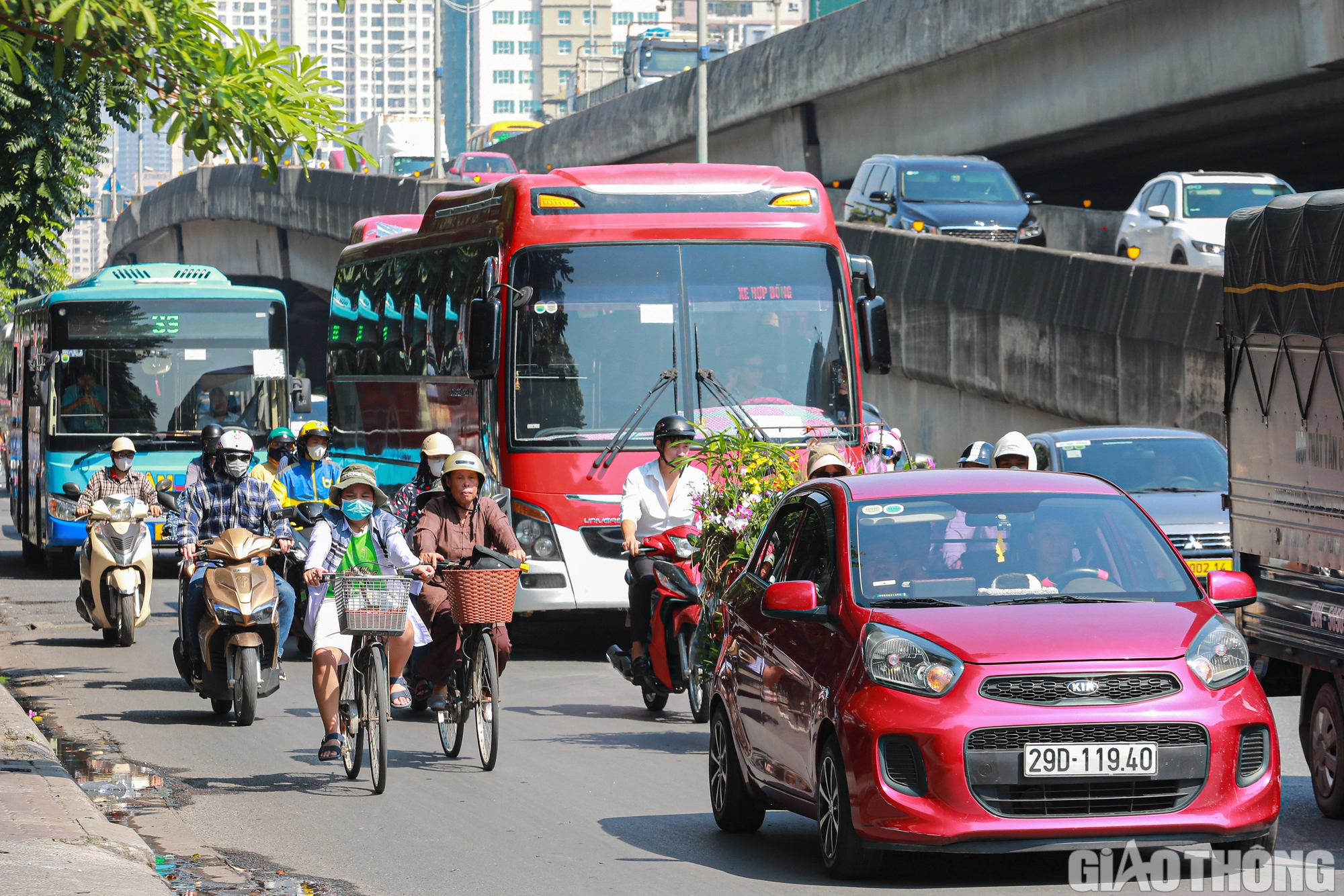 Cửa ng&otilde; H&agrave; Nội đ&ocirc;ng đ&uacute;c, bến xe hạ nhiệt ng&agrave;y đầu nghỉ lễ - Ảnh 6.