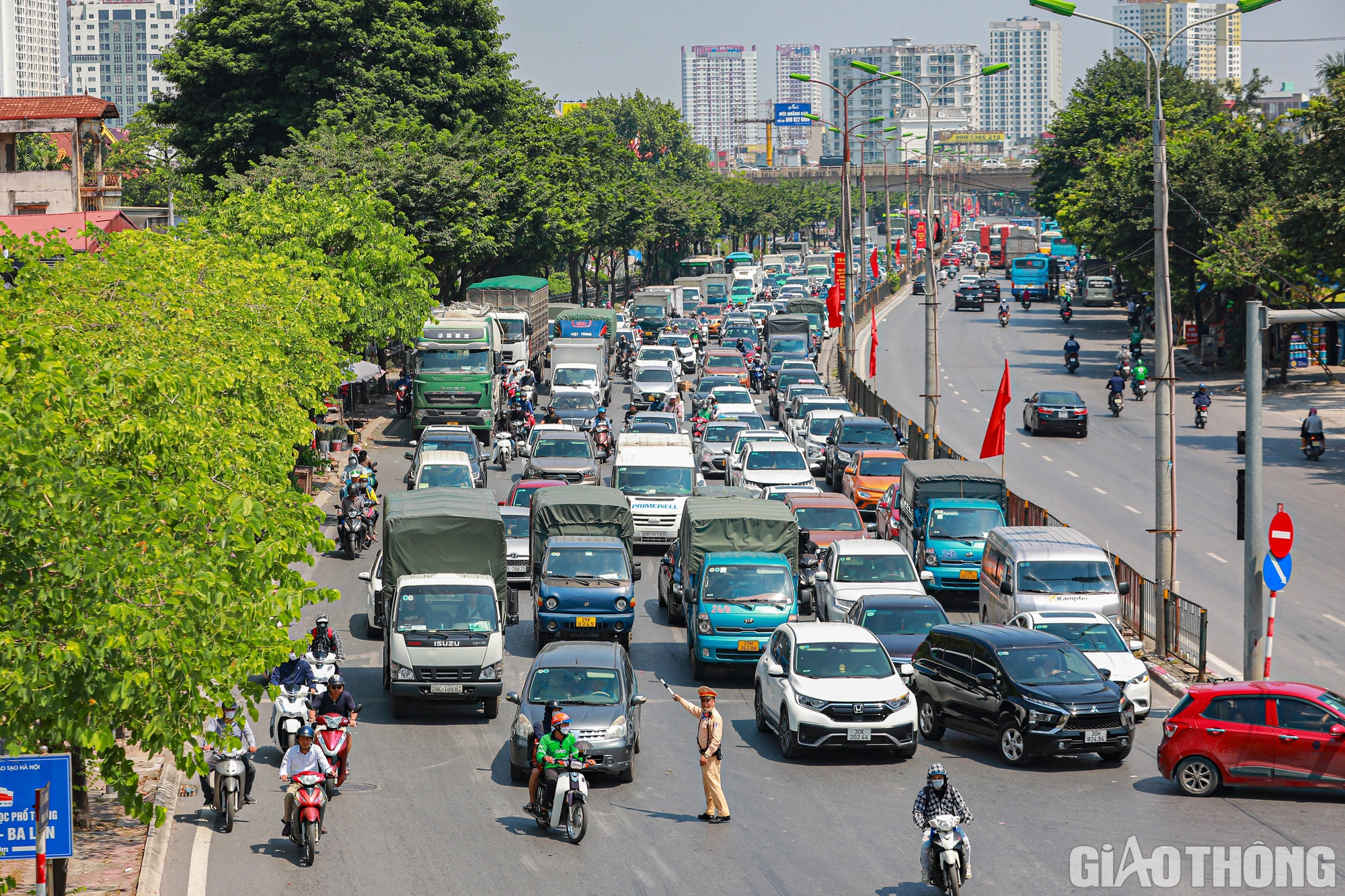 Cửa ng&otilde; H&agrave; Nội đ&ocirc;ng đ&uacute;c, bến xe hạ nhiệt ng&agrave;y đầu nghỉ lễ - Ảnh 8.