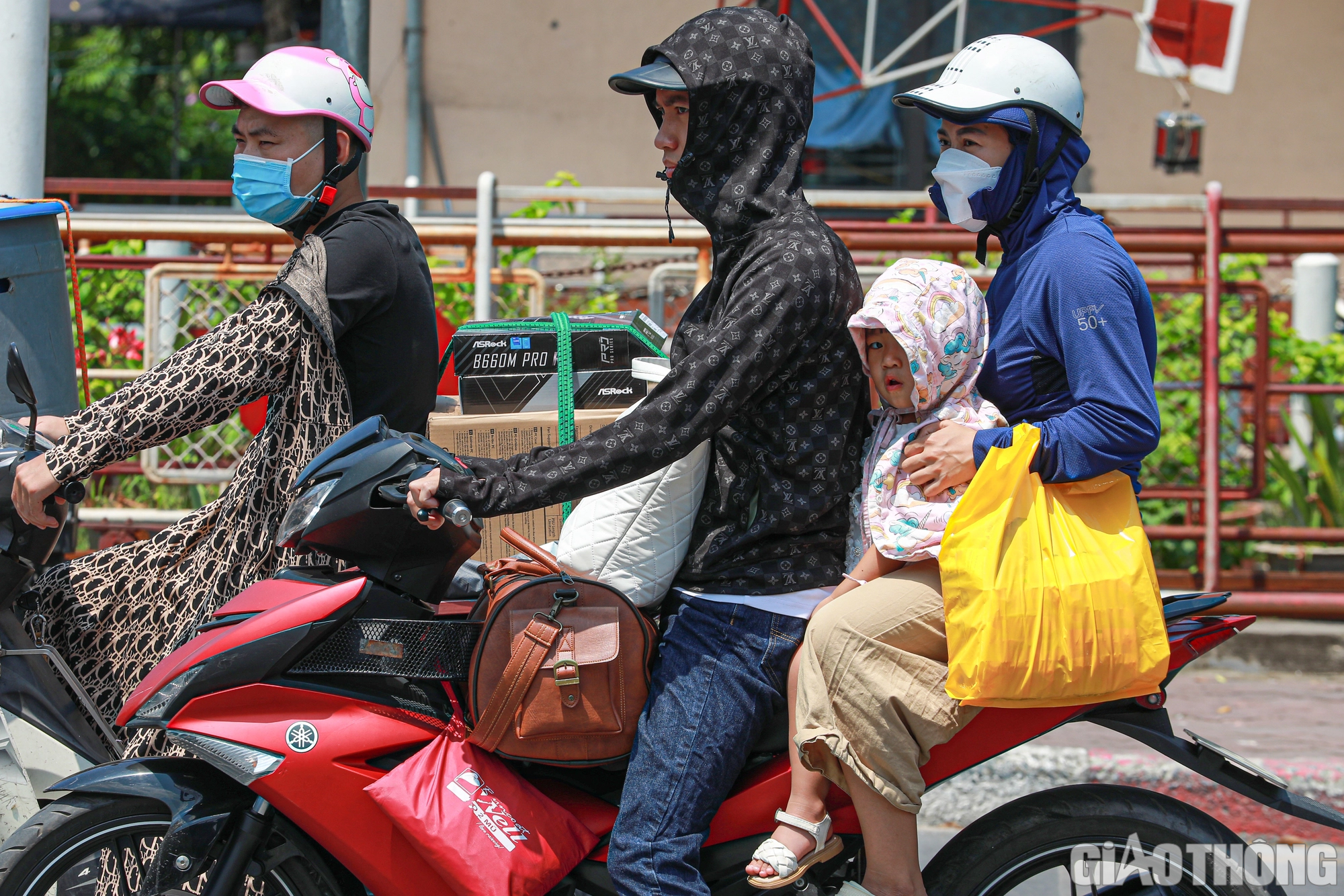 Cửa ng&otilde; H&agrave; Nội đ&ocirc;ng đ&uacute;c, bến xe hạ nhiệt ng&agrave;y đầu nghỉ lễ - Ảnh 10.