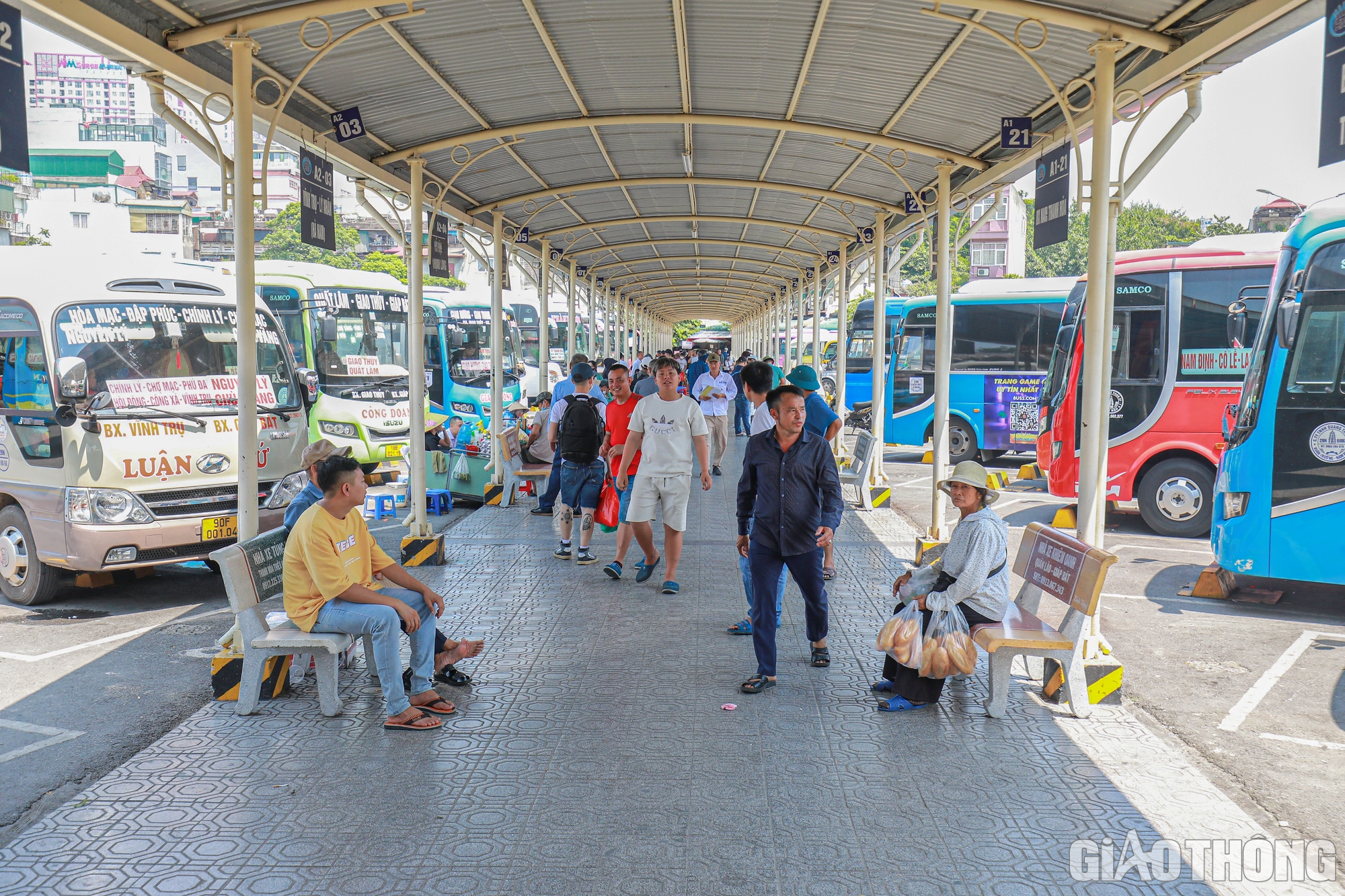Cửa ng&otilde; H&agrave; Nội đ&ocirc;ng đ&uacute;c, bến xe hạ nhiệt ng&agrave;y đầu nghỉ lễ - Ảnh 1.