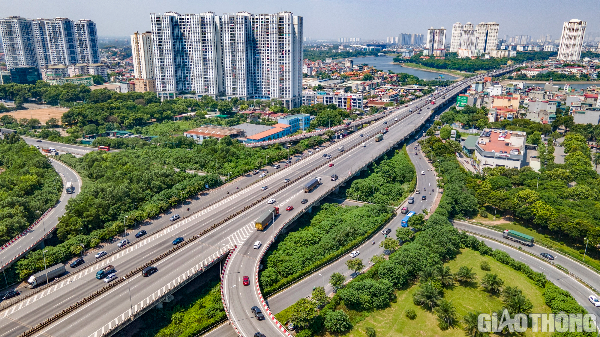 Cửa ng&otilde; H&agrave; Nội đ&ocirc;ng đ&uacute;c, bến xe hạ nhiệt ng&agrave;y đầu nghỉ lễ - Ảnh 12.