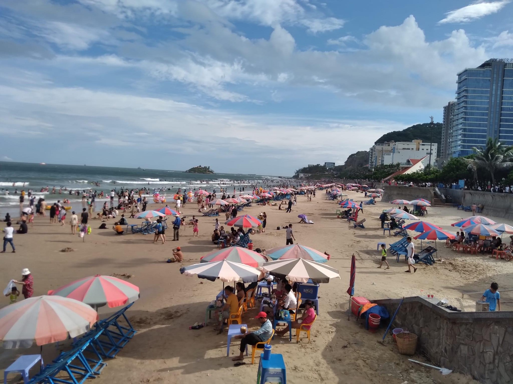 Khách tăng 120% nhưng biển Vũng Tàu vẫn vắng - Ảnh 1. Khách tăng 120% nhưng biển Vũng Tàu vẫn vắng - Ảnh 1.