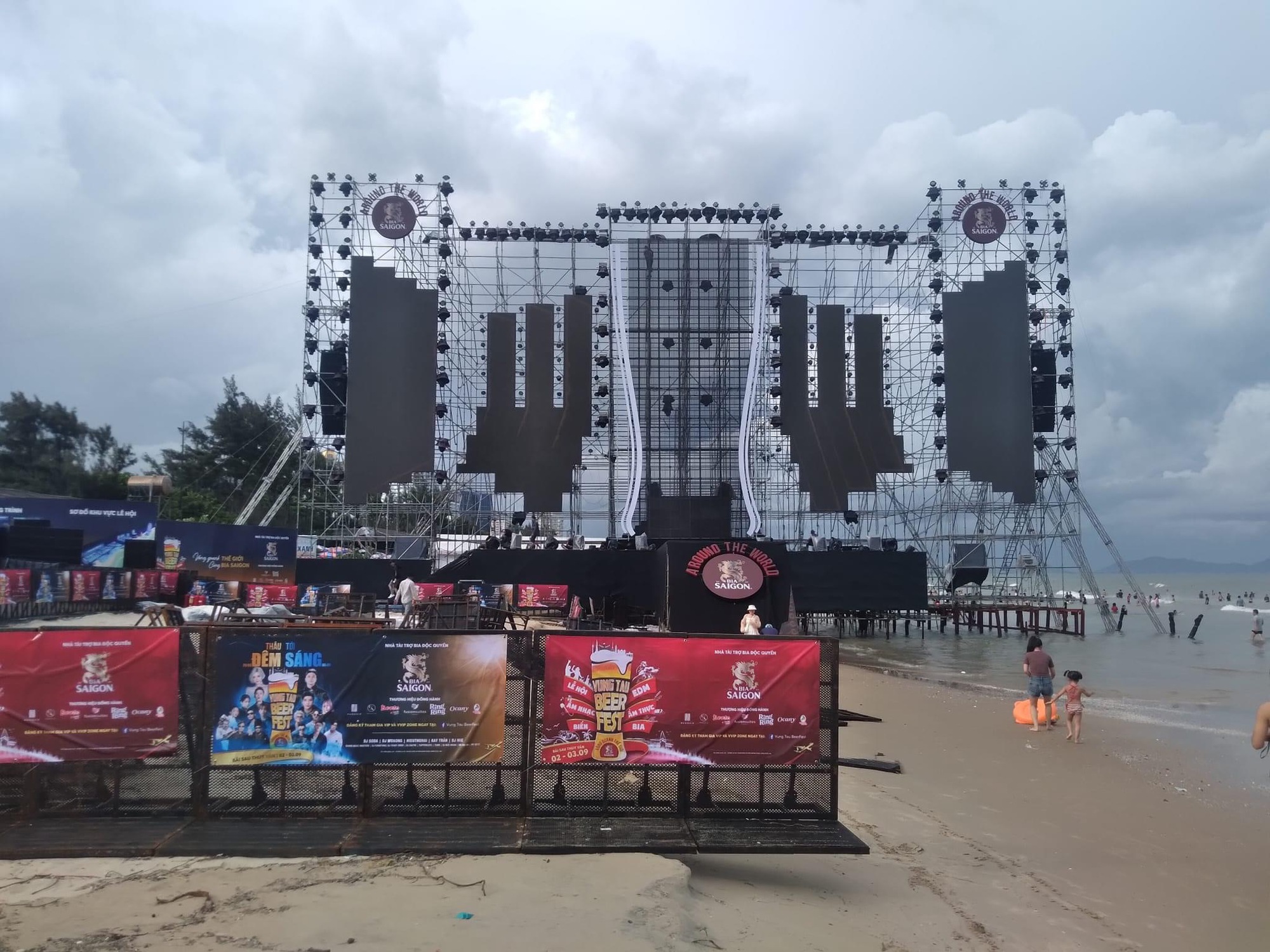 Khách tăng 120% nhưng biển Vũng Tàu vẫn vắng - Ảnh 2. Khách tăng 120% nhưng biển Vũng Tàu vẫn vắng - Ảnh 2.