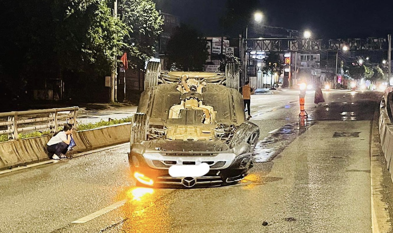 Xe Mercedes lật ngửa tr&ecirc;n cầu Amata, hai người may mắn tho&aacute;t nạn - Ảnh 1.