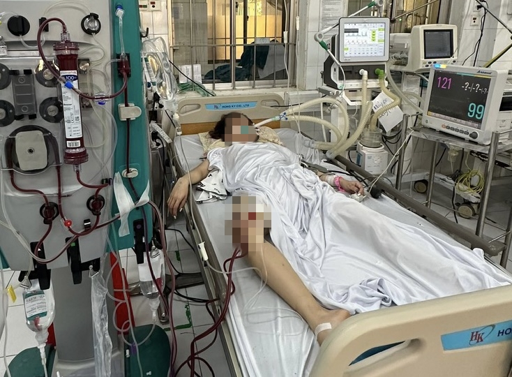 Vụ hai d&igrave; ch&aacute;u ở C&agrave; Mau bị ngộ độc methanol: Uống rượu pha nước m&agrave;u - Ảnh 1.