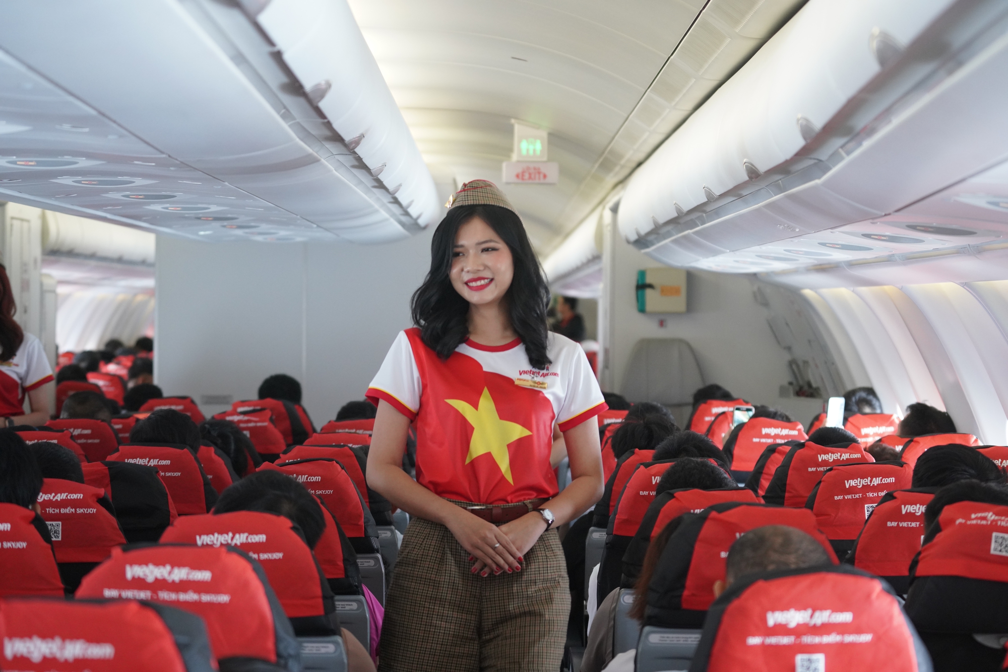 Khách bay Vietjet bất ngờ xem trình diễn áo dài ở độ cao 10.000m - Ảnh 3. Khách bay Vietjet bất ngờ xem trình diễn áo dài ở độ cao 10.000m - Ảnh 3.