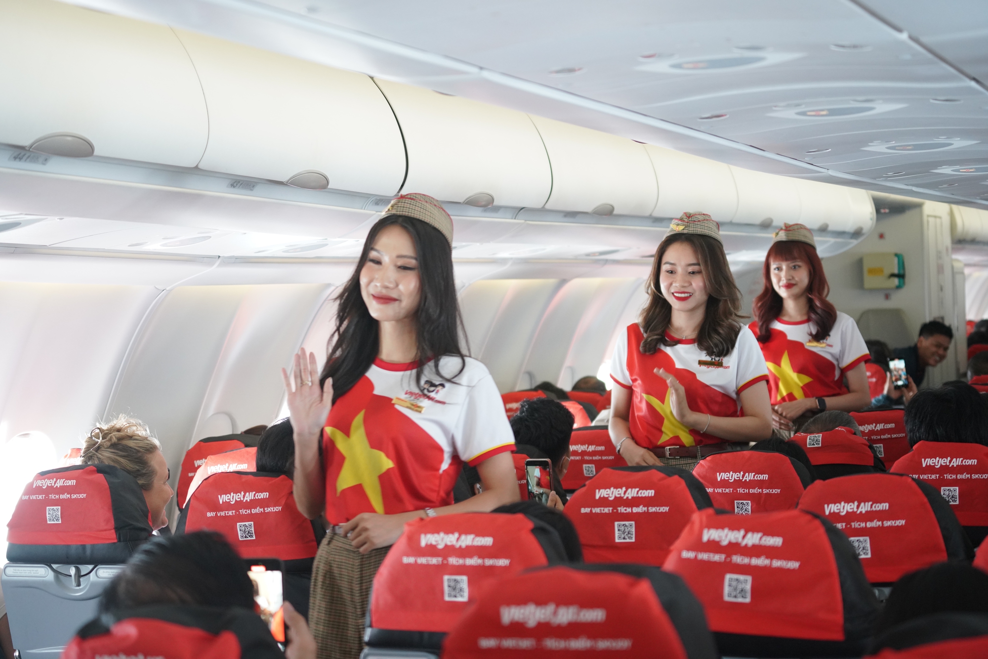 Khách bay Vietjet bất ngờ xem trình diễn áo dài ở độ cao 10.000m - Ảnh 1. Khách bay Vietjet bất ngờ xem trình diễn áo dài ở độ cao 10.000m - Ảnh 1.