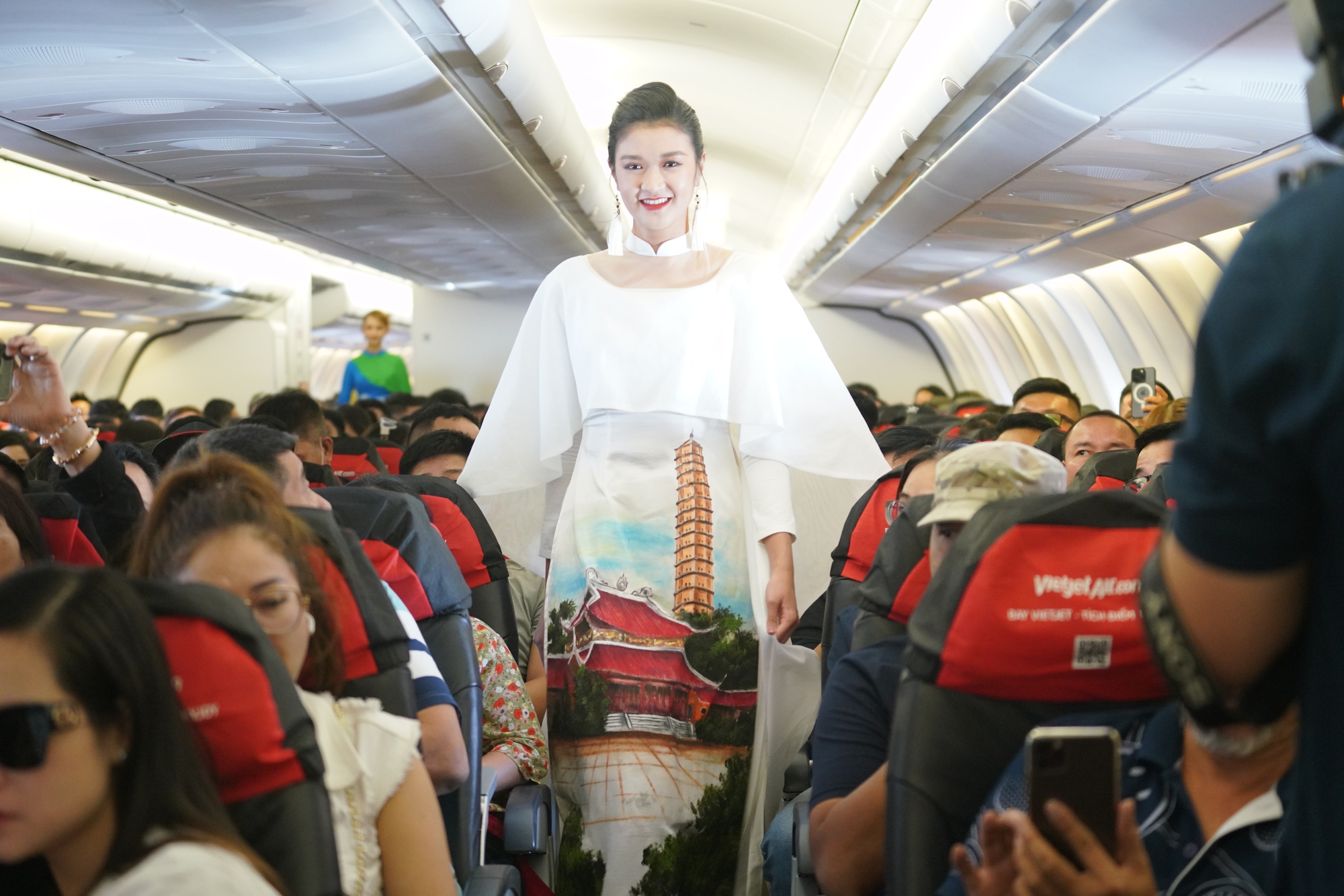 Khách bay Vietjet bất ngờ xem trình diễn áo dài ở độ cao 10.000m - Ảnh 6. Khách bay Vietjet bất ngờ xem trình diễn áo dài ở độ cao 10.000m - Ảnh 6.