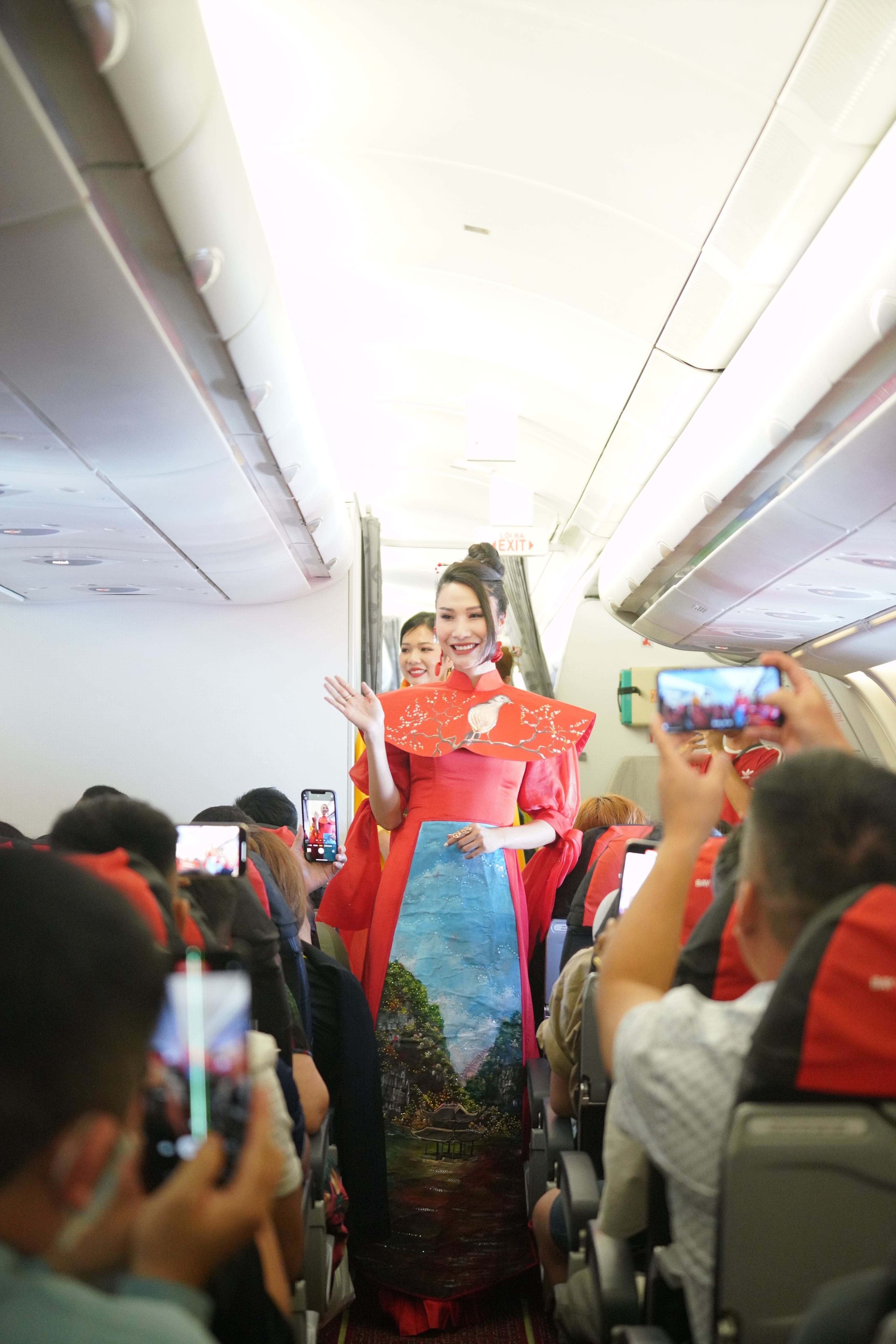 Khách bay Vietjet bất ngờ xem trình diễn áo dài ở độ cao 10.000m - Ảnh 7. Khách bay Vietjet bất ngờ xem trình diễn áo dài ở độ cao 10.000m - Ảnh 7.