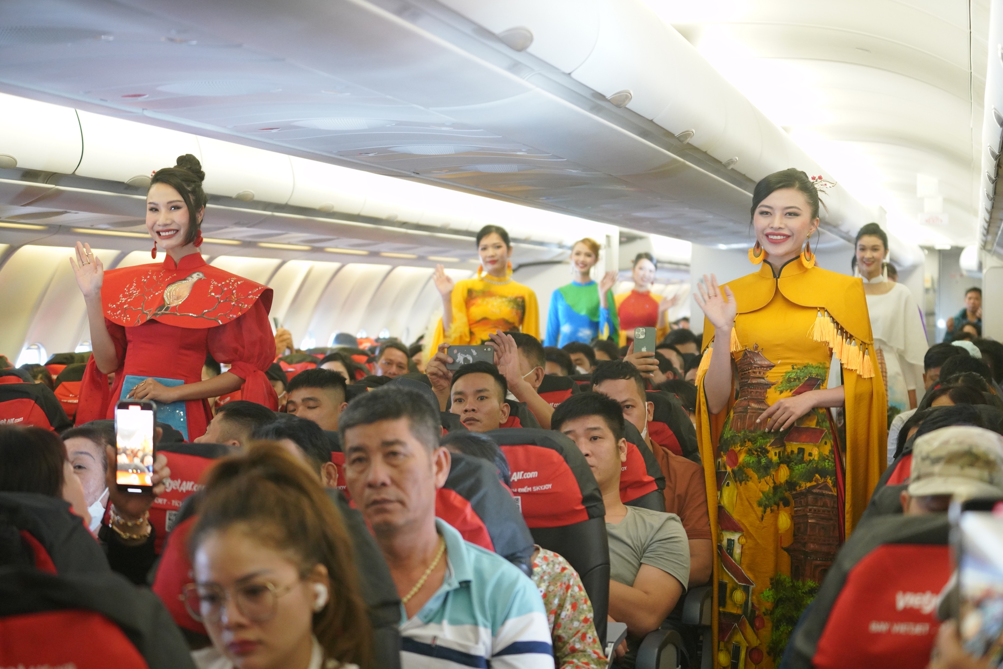 Khách bay Vietjet bất ngờ xem trình diễn áo dài ở độ cao 10.000m - Ảnh 4. Khách bay Vietjet bất ngờ xem trình diễn áo dài ở độ cao 10.000m - Ảnh 4.