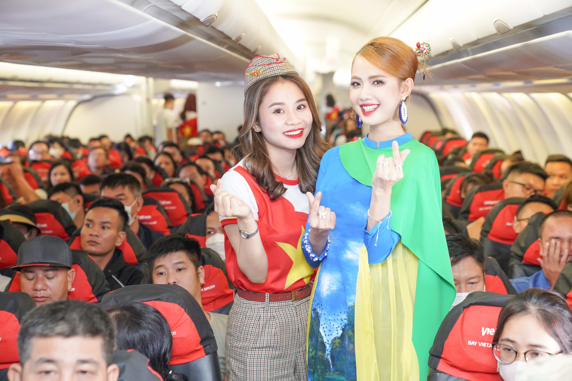 Khách bay Vietjet bất ngờ xem trình diễn áo dài ở độ cao 10.000m - Ảnh 8. Khách bay Vietjet bất ngờ xem trình diễn áo dài ở độ cao 10.000m - Ảnh 8.