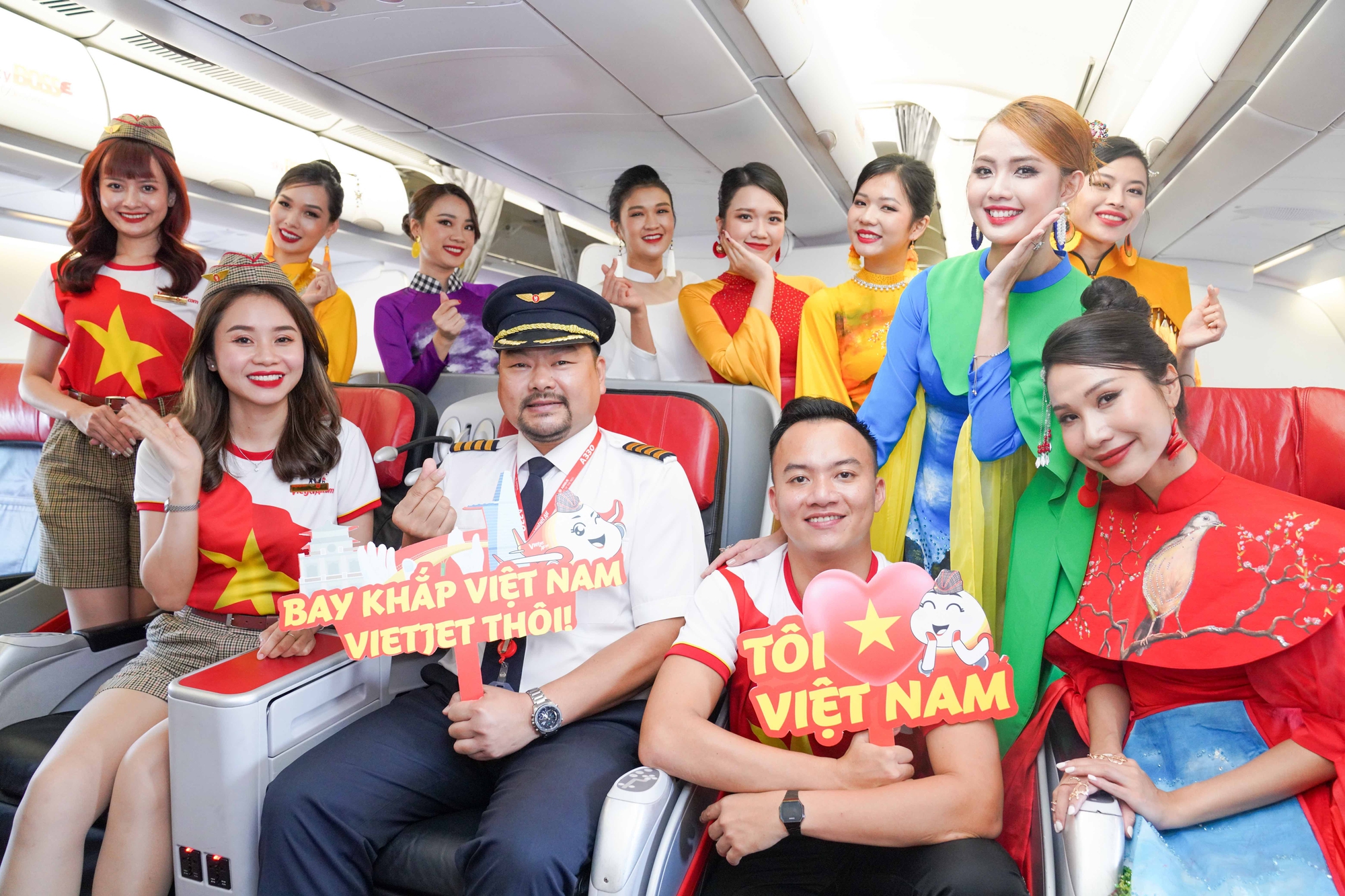 Khách bay Vietjet bất ngờ xem trình diễn áo dài ở độ cao 10.000m - Ảnh 9. Khách bay Vietjet bất ngờ xem trình diễn áo dài ở độ cao 10.000m - Ảnh 9.