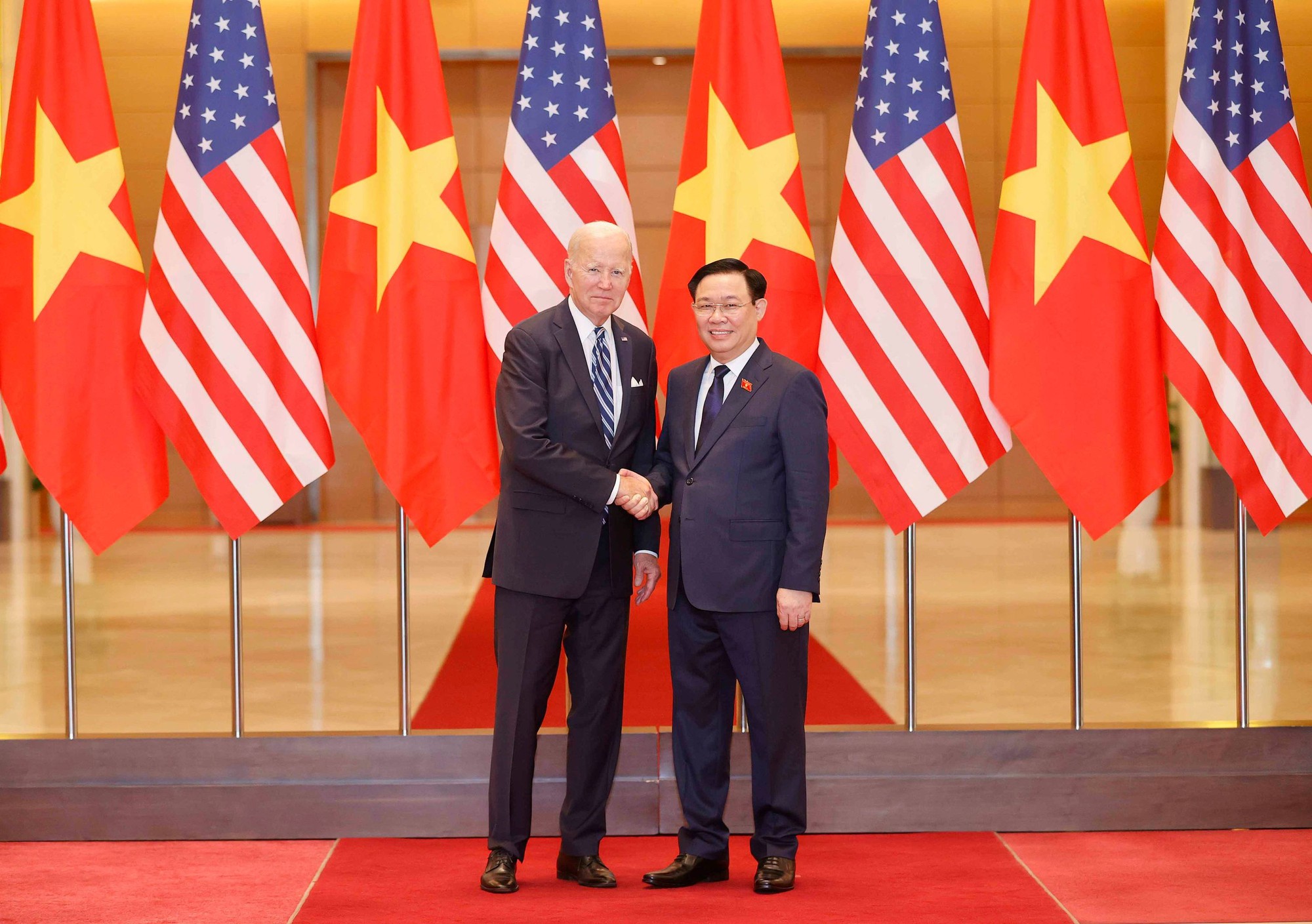 Tổng thống Hoa Kỳ Joe Biden rời H&agrave; Nội, kết th&uacute;c tốt đẹp chuyến thăm Việt Nam - Ảnh 6.