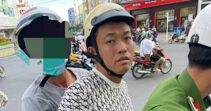 C&ocirc;ng an An Giang bắt người đ&agrave;n &ocirc;ng nghi n&eacute;m b&eacute; trai xuống s&ocirc;ng - Ảnh 1.