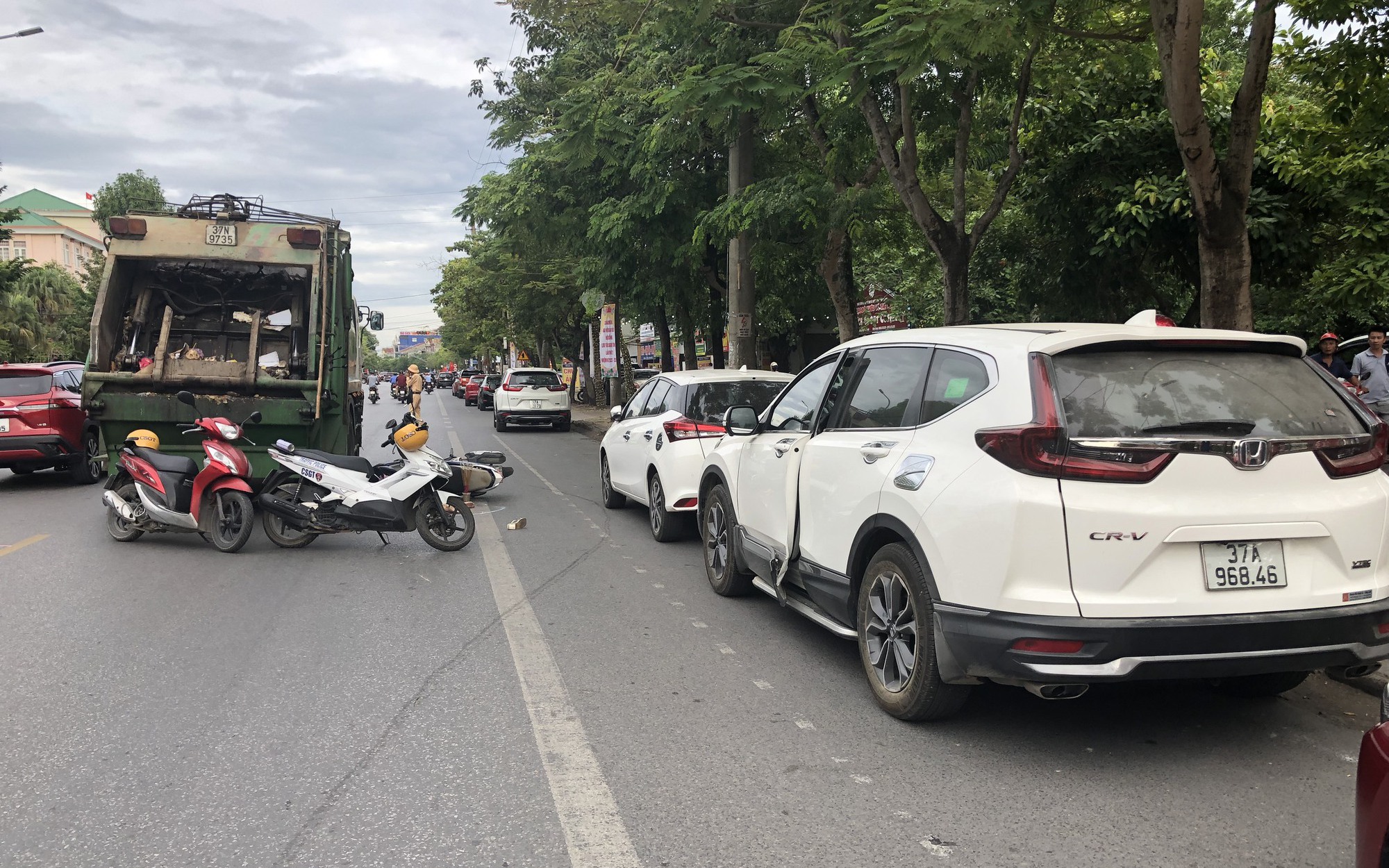 Người mở cửa xe khiến c&ocirc; g&aacute;i tử vong dưới gầm xe chở r&aacute;c ở Nghệ An l&agrave; kế to&aacute;n phường