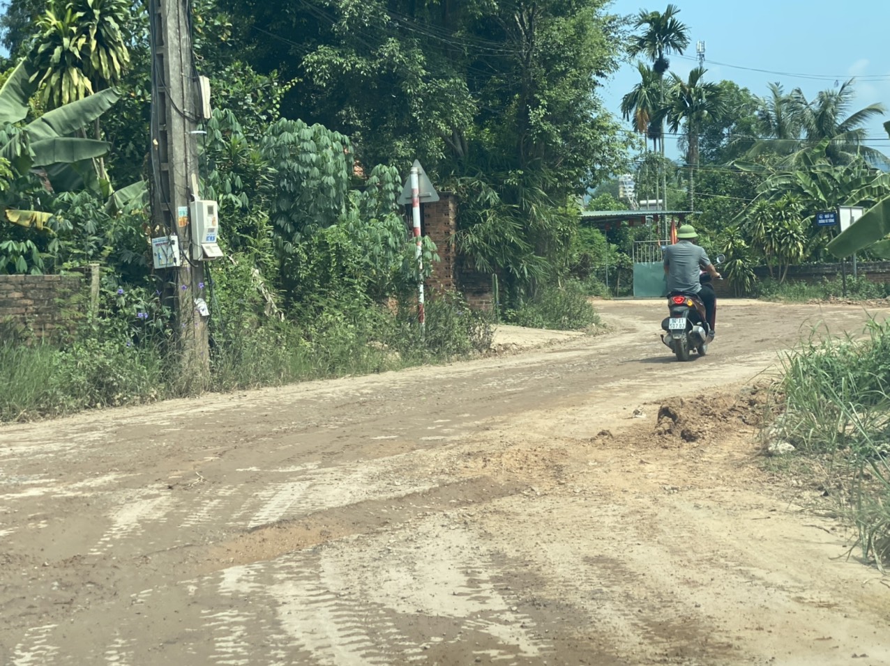Quảng Ninh: D&acirc;n nghi xe vận tải vật liệu l&agrave;m dự &aacute;n khu t&aacute;i định cư chở qu&aacute; tải, nguy cơ t&agrave;n ph&aacute; đường b&ecirc; t&ocirc;ng - Ảnh 3.