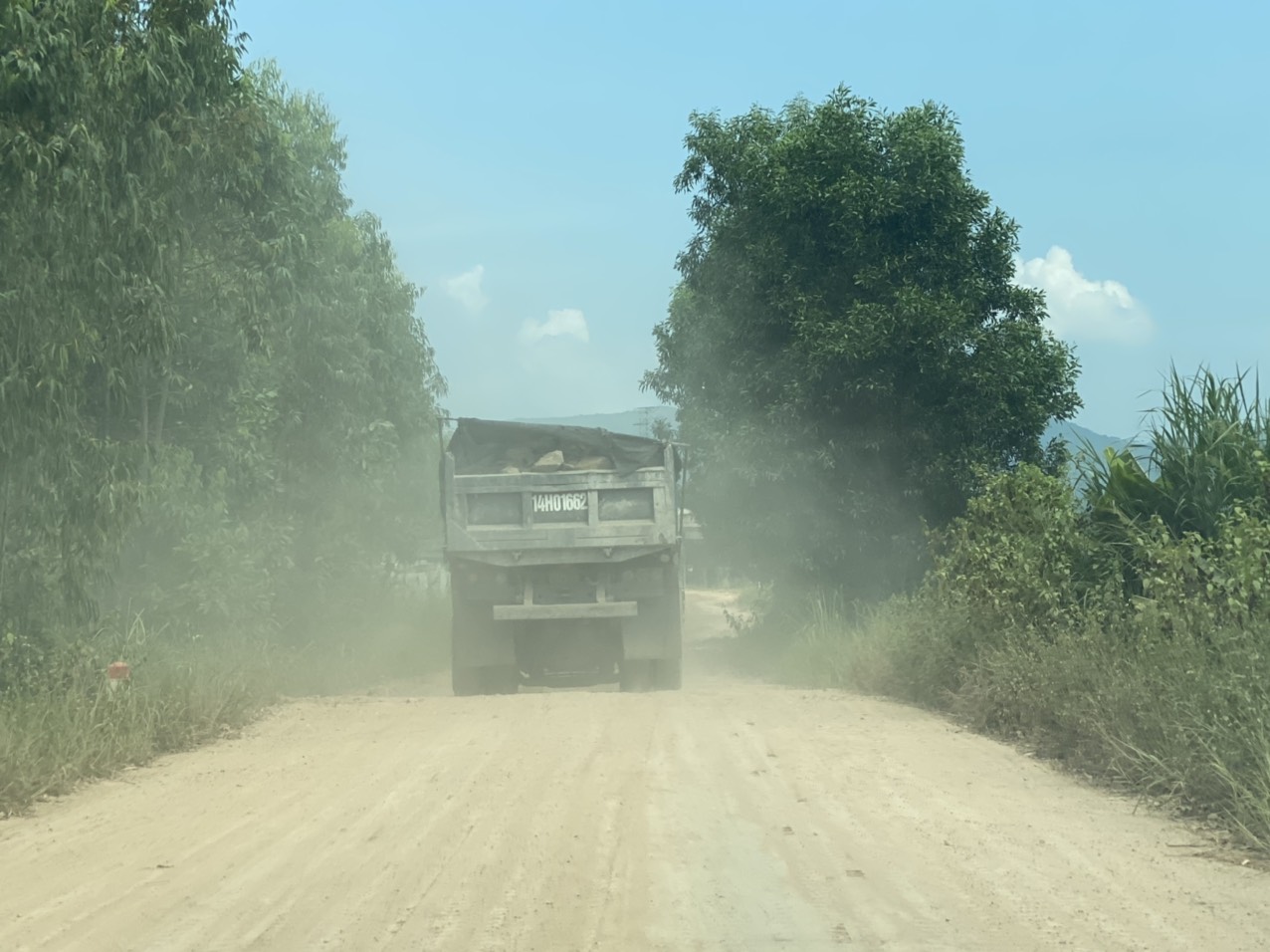 Quảng Ninh: D&acirc;n nghi xe vận tải vật liệu l&agrave;m dự &aacute;n khu t&aacute;i định cư chở qu&aacute; tải, nguy cơ t&agrave;n ph&aacute; đường b&ecirc; t&ocirc;ng - Ảnh 1.