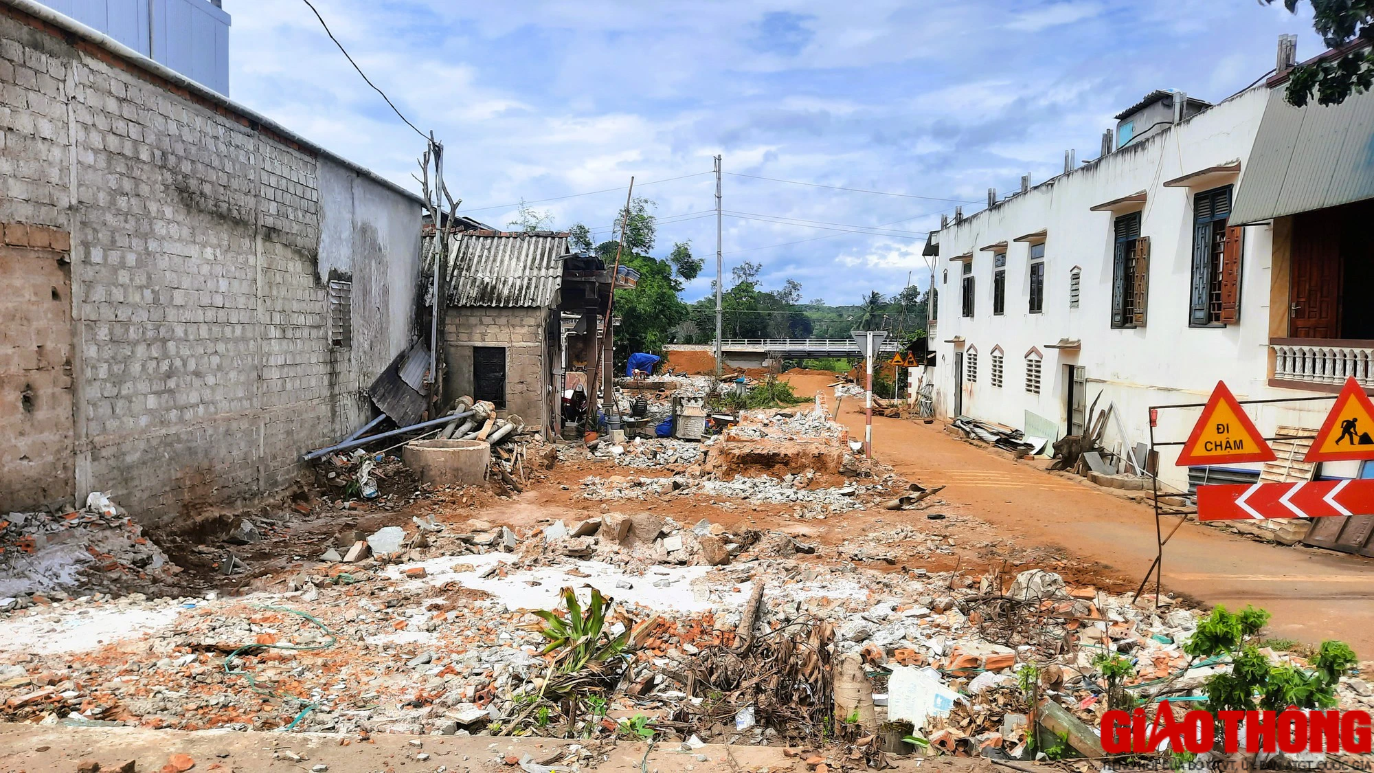 B&agrave;n giao mặt bằng sạch hạng mục cầu chui đường sắt ở Quảng Trị trước ng&agrave;y 15/9 - Ảnh 2.