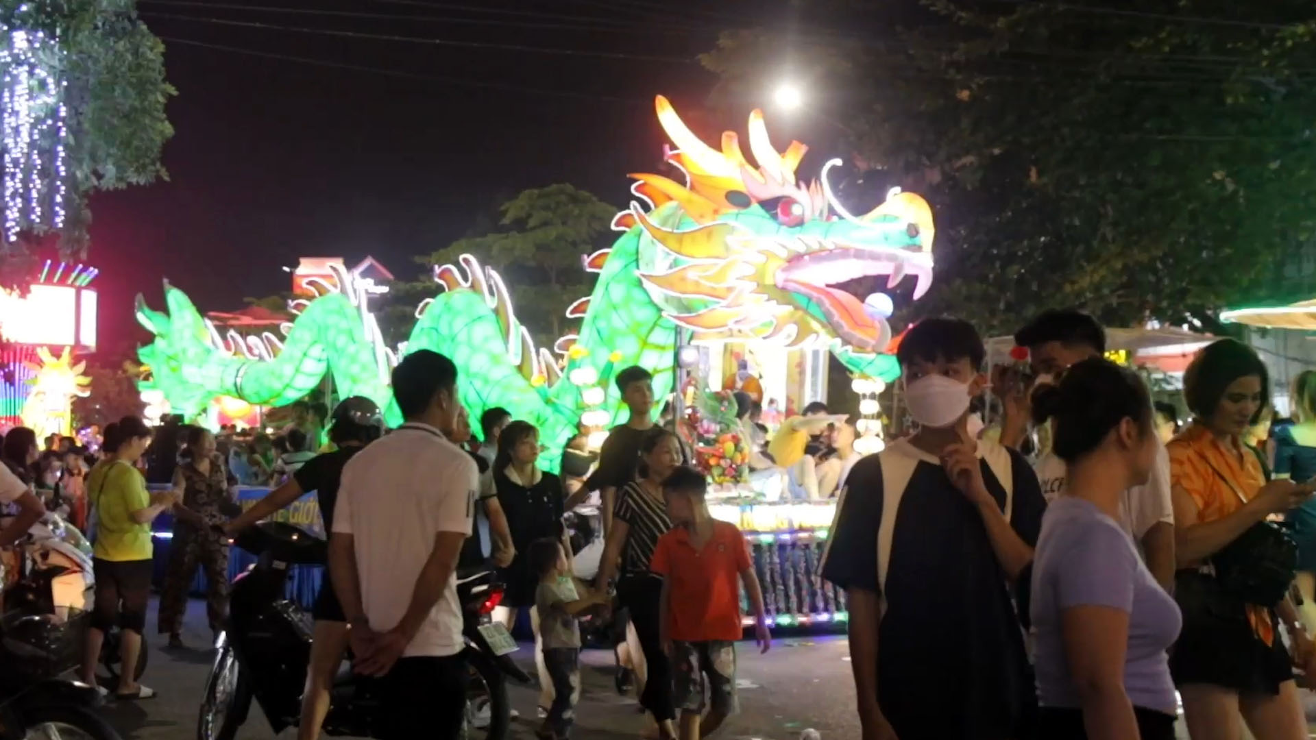 Cận cảnh kh&ocirc;ng kh&iacute; lễ hội Tết Trung thu lớn nhất cả nước ở Tuy&ecirc;n Quang - Ảnh 3.