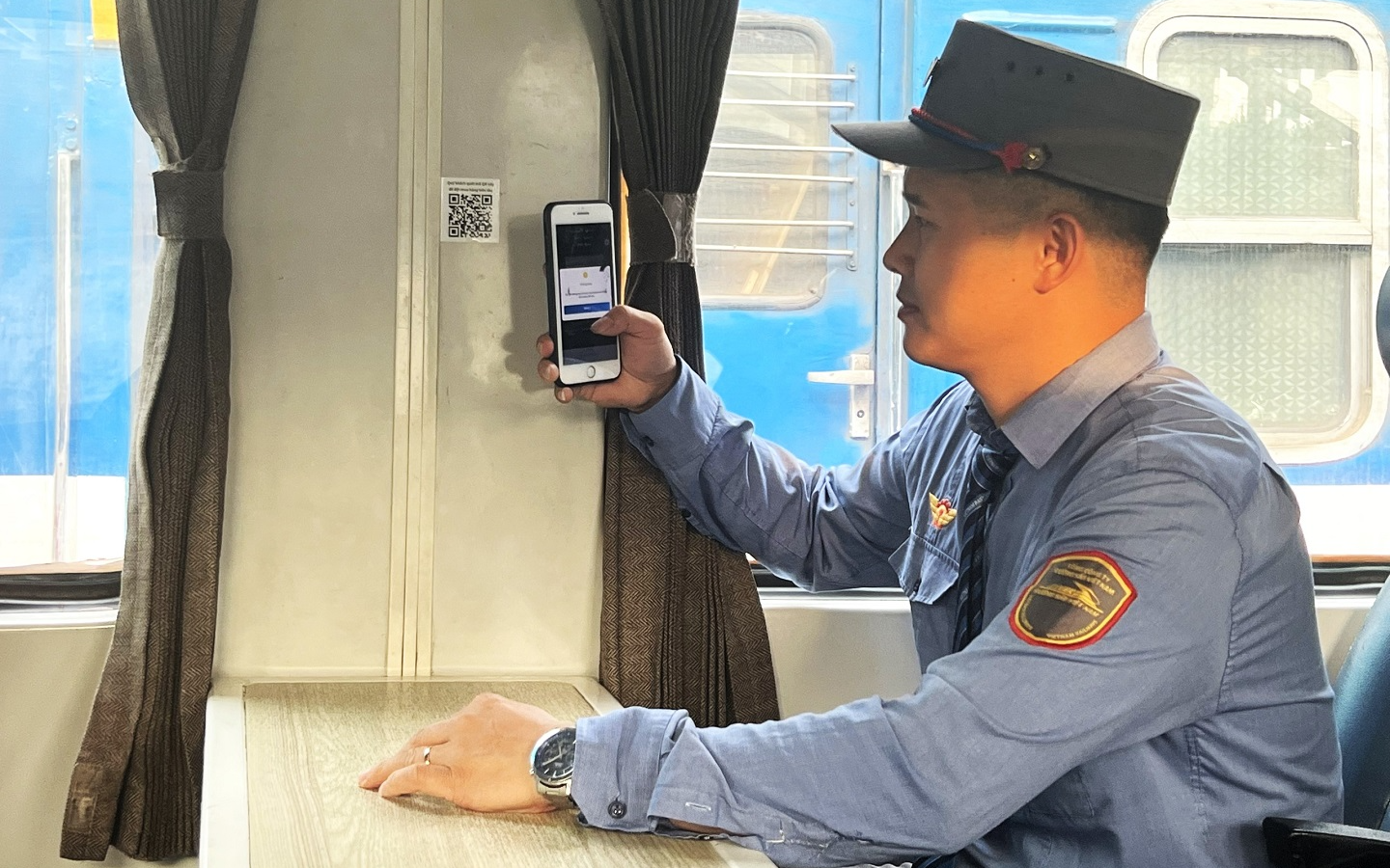 Từ 15/9, kh&aacute;ch đi t&agrave;u c&oacute; thể qu&eacute;t m&atilde; QR đặt mua đặc sản v&ugrave;ng miền