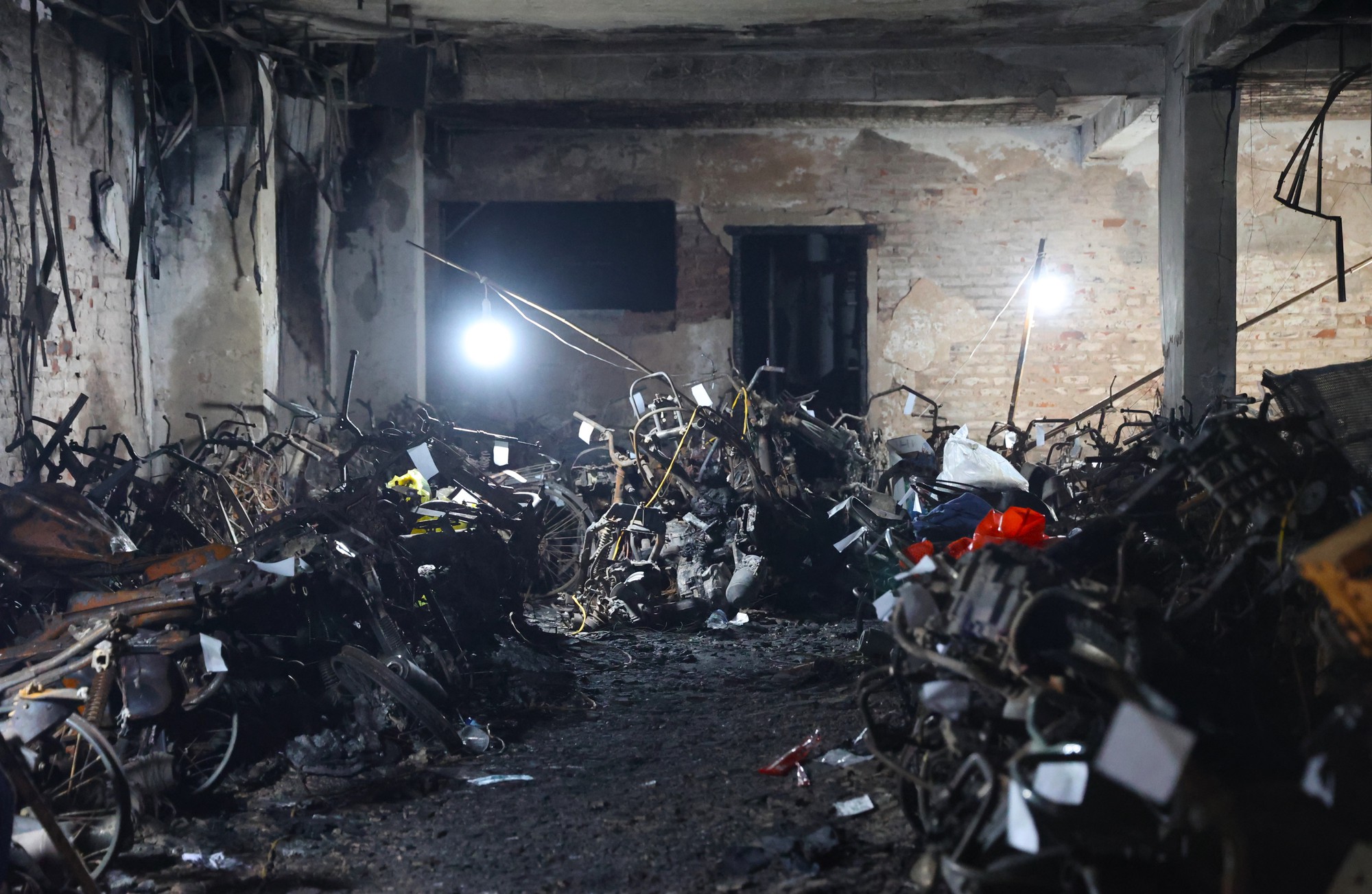 Thủ tướng tới hiện trường, thăm hỏi nạn nh&acirc;n vụ ch&aacute;y chung cư ở Khương Hạ - Ảnh 7.