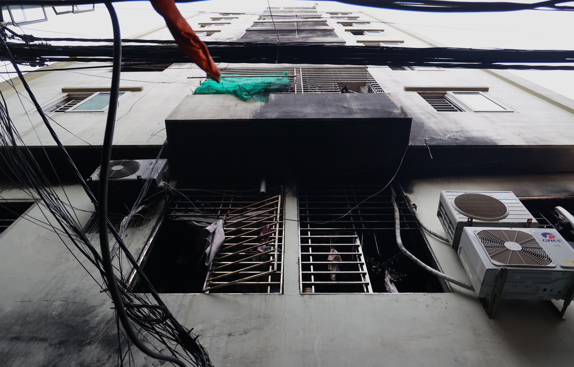 Thủ tướng tới hiện trường, thăm hỏi nạn nh&acirc;n vụ ch&aacute;y chung cư ở Khương Hạ - Ảnh 6.