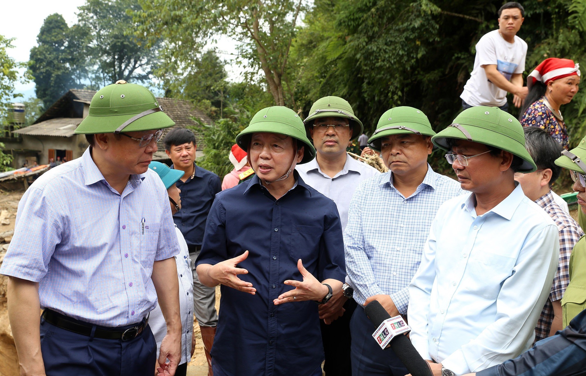 Ph&oacute; Thủ tướng Ch&iacute;nh phủ Trần Hồng H&agrave; kiểm tra c&ocirc;ng t&aacute;c khắc phục hậu quả sau lũ ống tại L&agrave;o Cai - Ảnh 1.