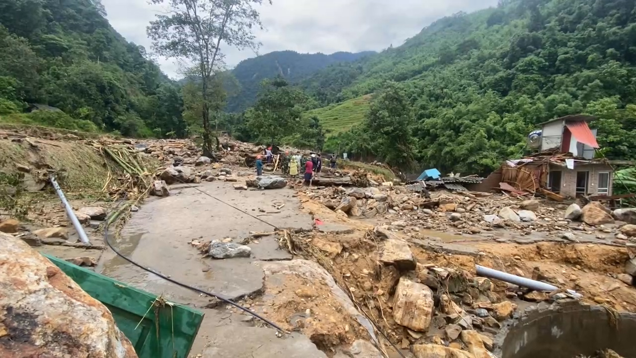 Cận cảnh hoang t&agrave;n sau lũ ống đi qua ở L&agrave;o Cai - Ảnh 2.
