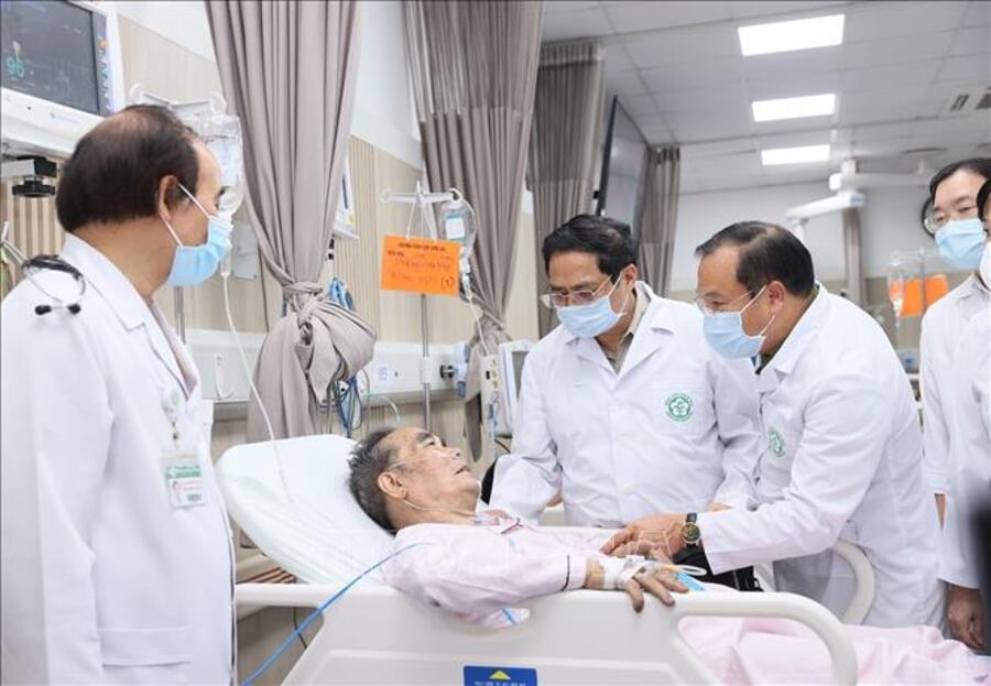 Thủ tướng tới hiện trường, thăm hỏi nạn nh&acirc;n vụ ch&aacute;y chung cư ở Khương Hạ - Ảnh 8.