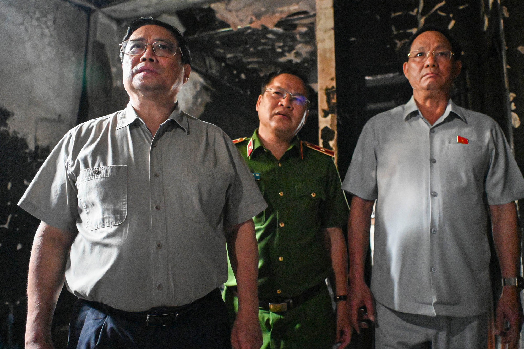 Thủ tướng tới hiện trường, thăm hỏi nạn nh&acirc;n vụ ch&aacute;y chung cư ở Khương Hạ - Ảnh 3.