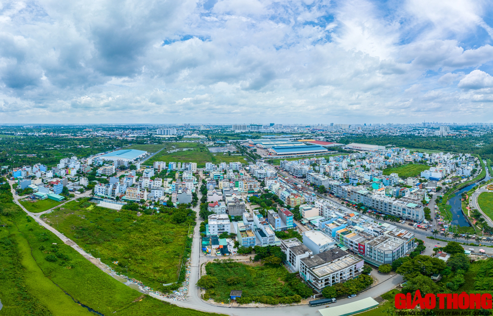 Ổ voi, ổ g&agrave; 'bủa v&acirc;y' khu t&aacute;i định cư Bến Lức ở TP.HCM - Ảnh 1.