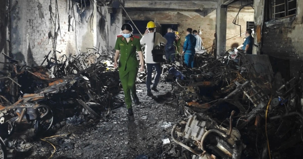 Th&ugrave;y Ti&ecirc;n, Trung Qu&acirc;n g&oacute;p tiền gi&uacute;p nạn nh&acirc;n vụ ch&aacute;y chung cư mini ở H&agrave; Nội - Ảnh 4.