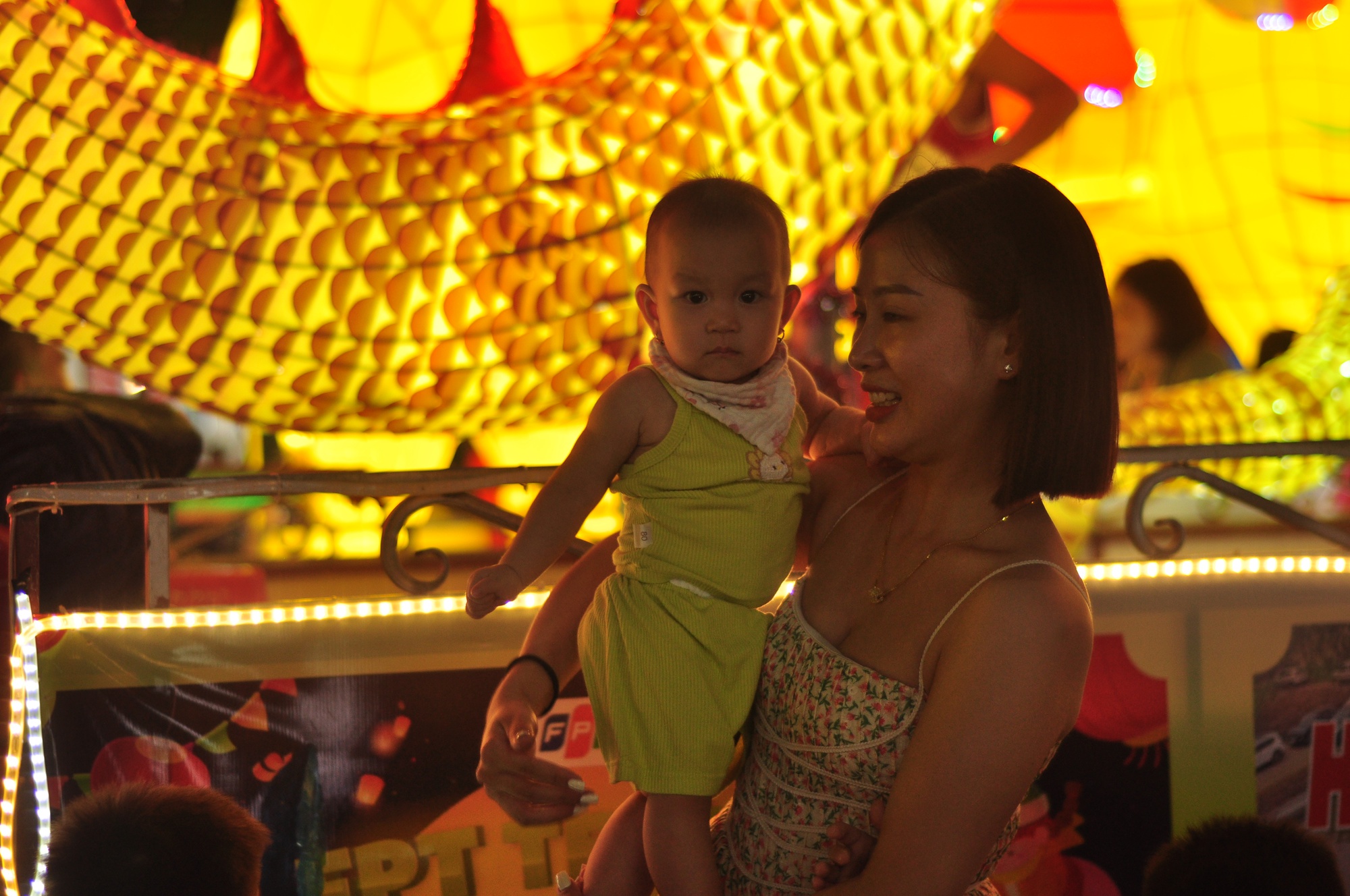 Tuy&ecirc;n Quang bừng s&aacute;ng s&ocirc;i động về đ&ecirc;m trước ng&agrave;y lễ hội Trung thu - Ảnh 4.