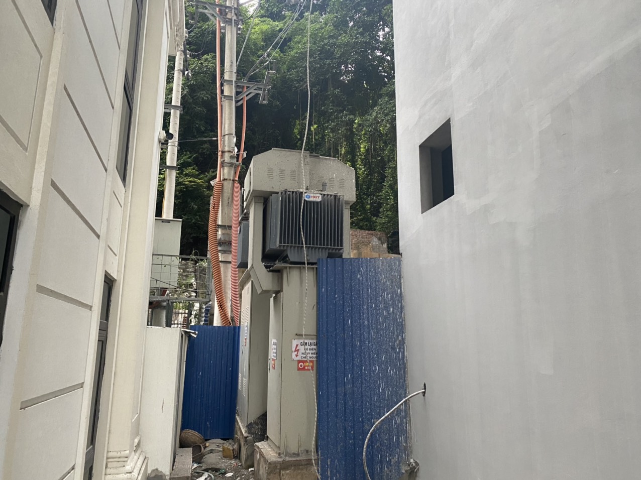 Cận cảnh những c&ocirc;ng tr&igrave;nh "khủng" vi phạm trật tự x&acirc;y dựng dưới ch&acirc;n đồi &Ocirc;ng Gi&aacute;p ở TP Hạ Long - Ảnh 2.