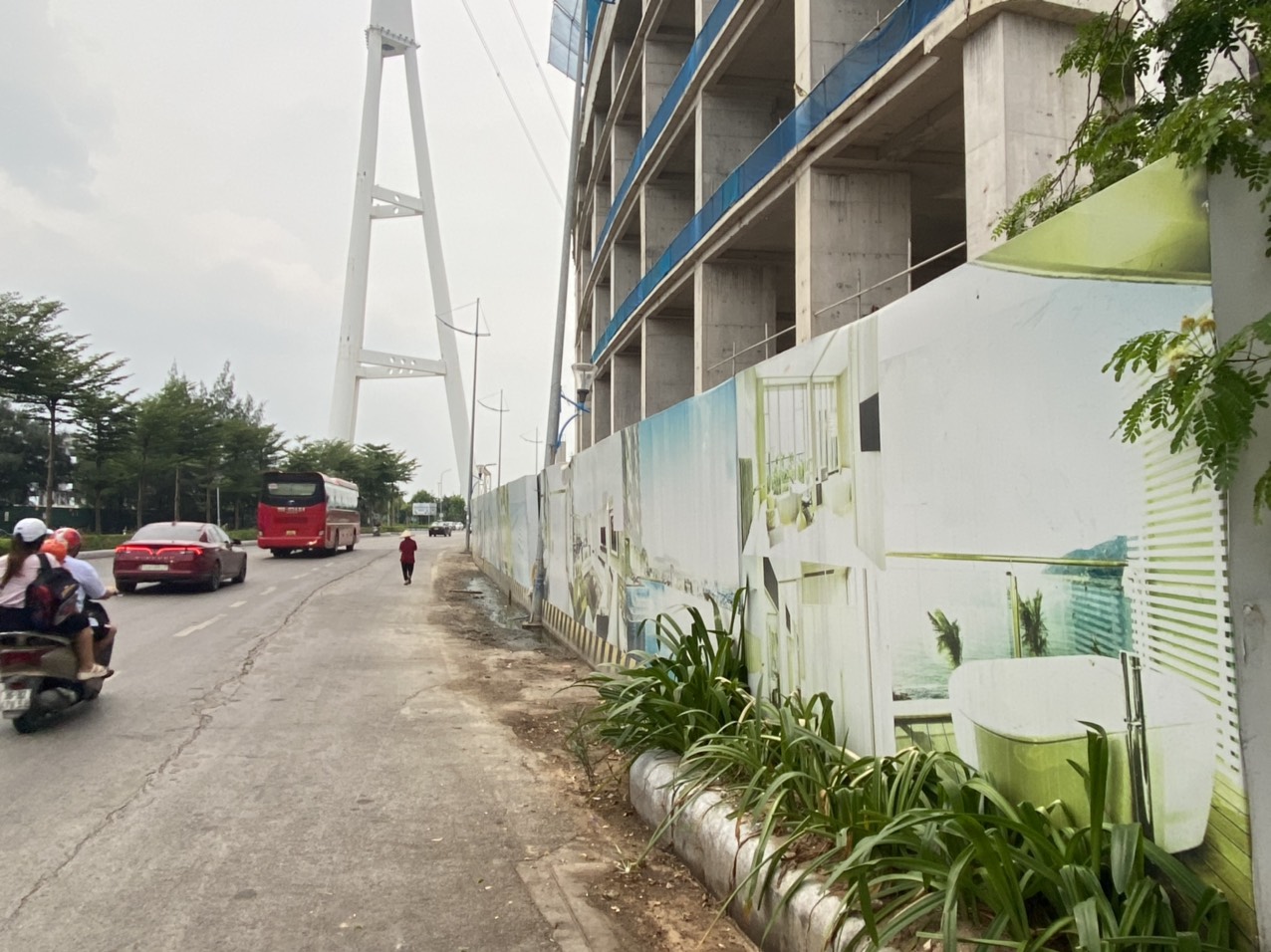 Cận cảnh những c&ocirc;ng tr&igrave;nh "khủng" vi phạm trật tự x&acirc;y dựng dưới ch&acirc;n đồi &Ocirc;ng Gi&aacute;p ở TP Hạ Long - Ảnh 5.