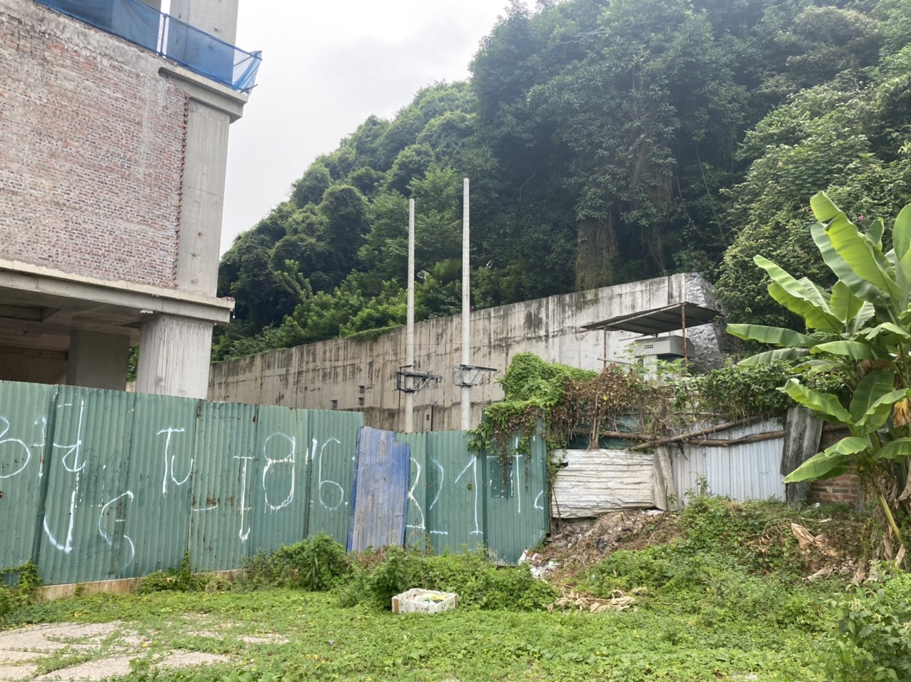 Cận cảnh những c&ocirc;ng tr&igrave;nh "khủng" vi phạm trật tự x&acirc;y dựng dưới ch&acirc;n đồi &Ocirc;ng Gi&aacute;p ở TP Hạ Long - Ảnh 3.